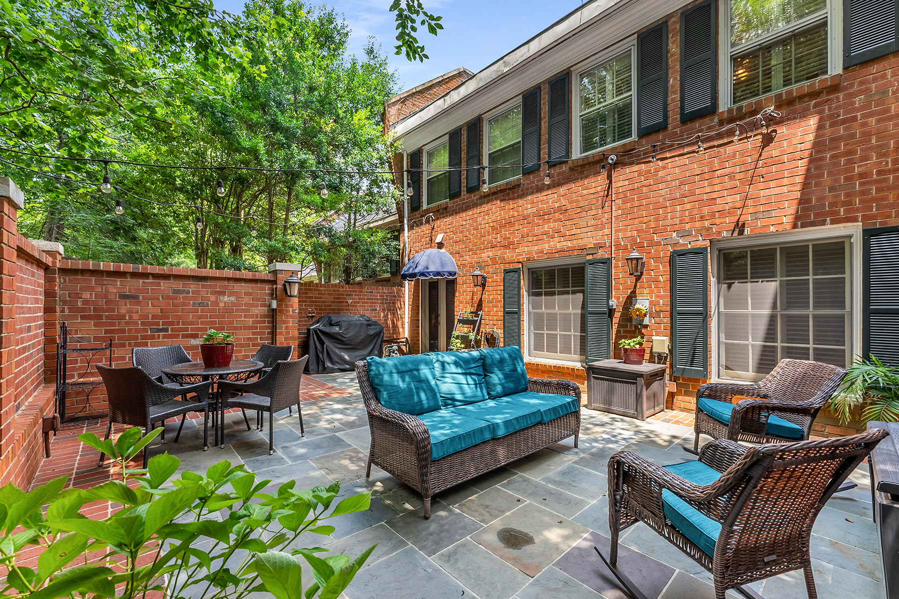 Comfort and Sophistication in Luxurious Sandy Springs Townhome