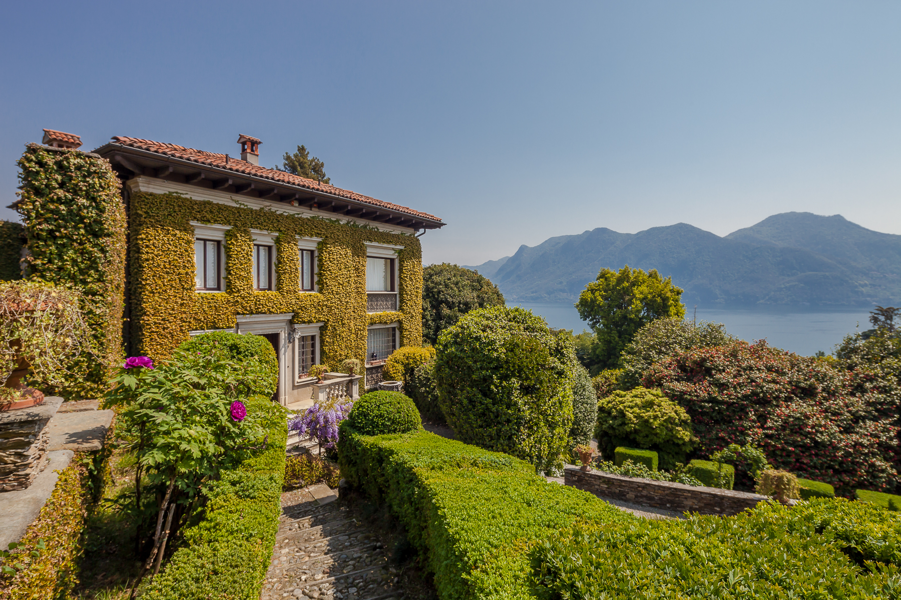 Early 20th century villa with centuries-old park and lake view