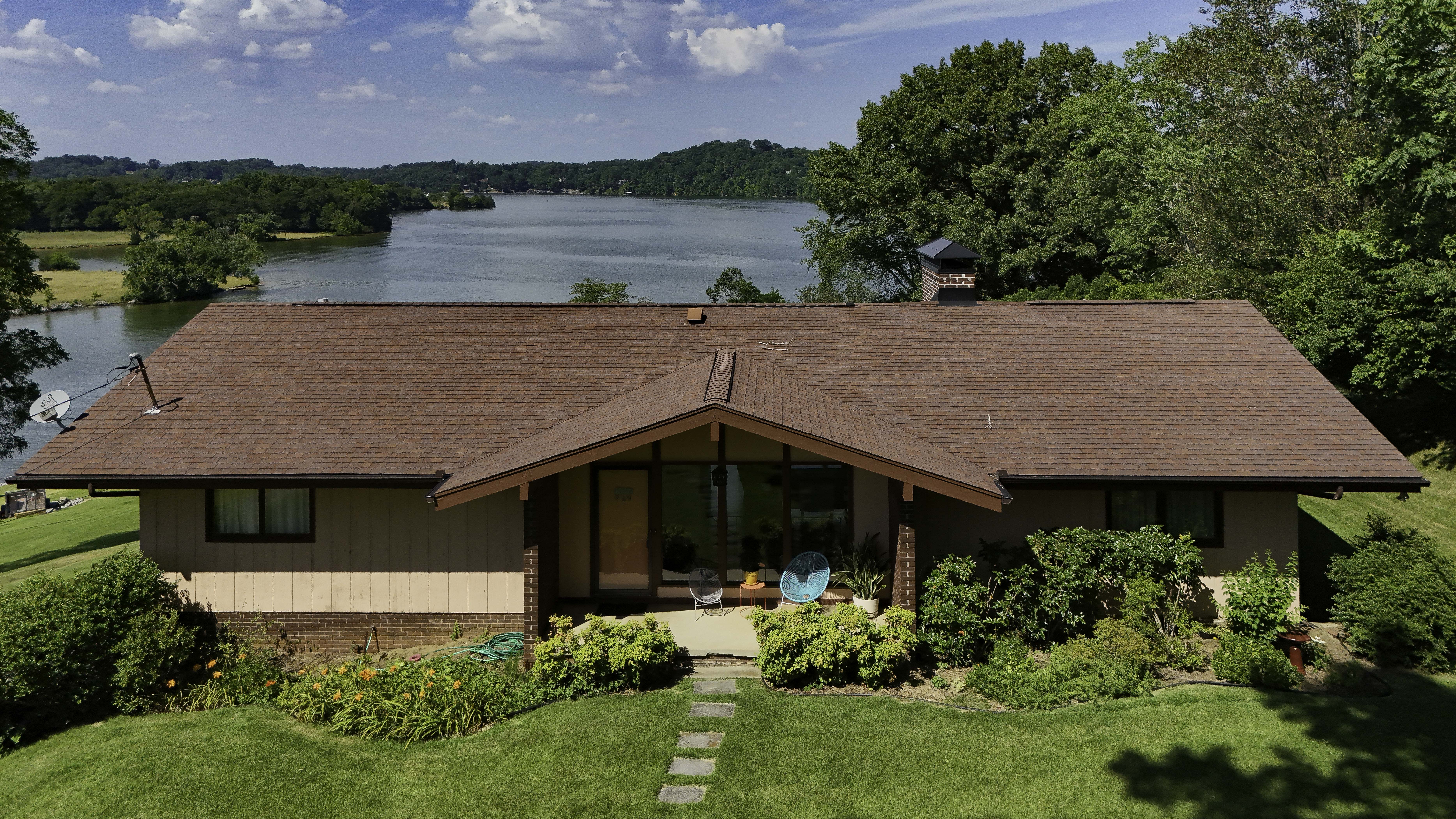 Serene Lakeside Haven: Mid-Century Modern Retreat on 3.6 Acres - Great Location