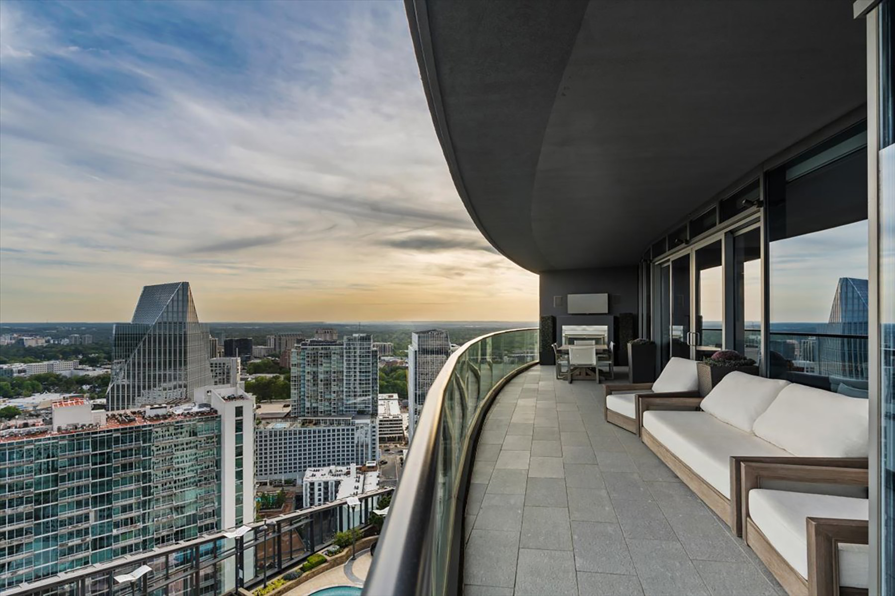 Stunning High-End Condo In Luxurious High-Rise Tower