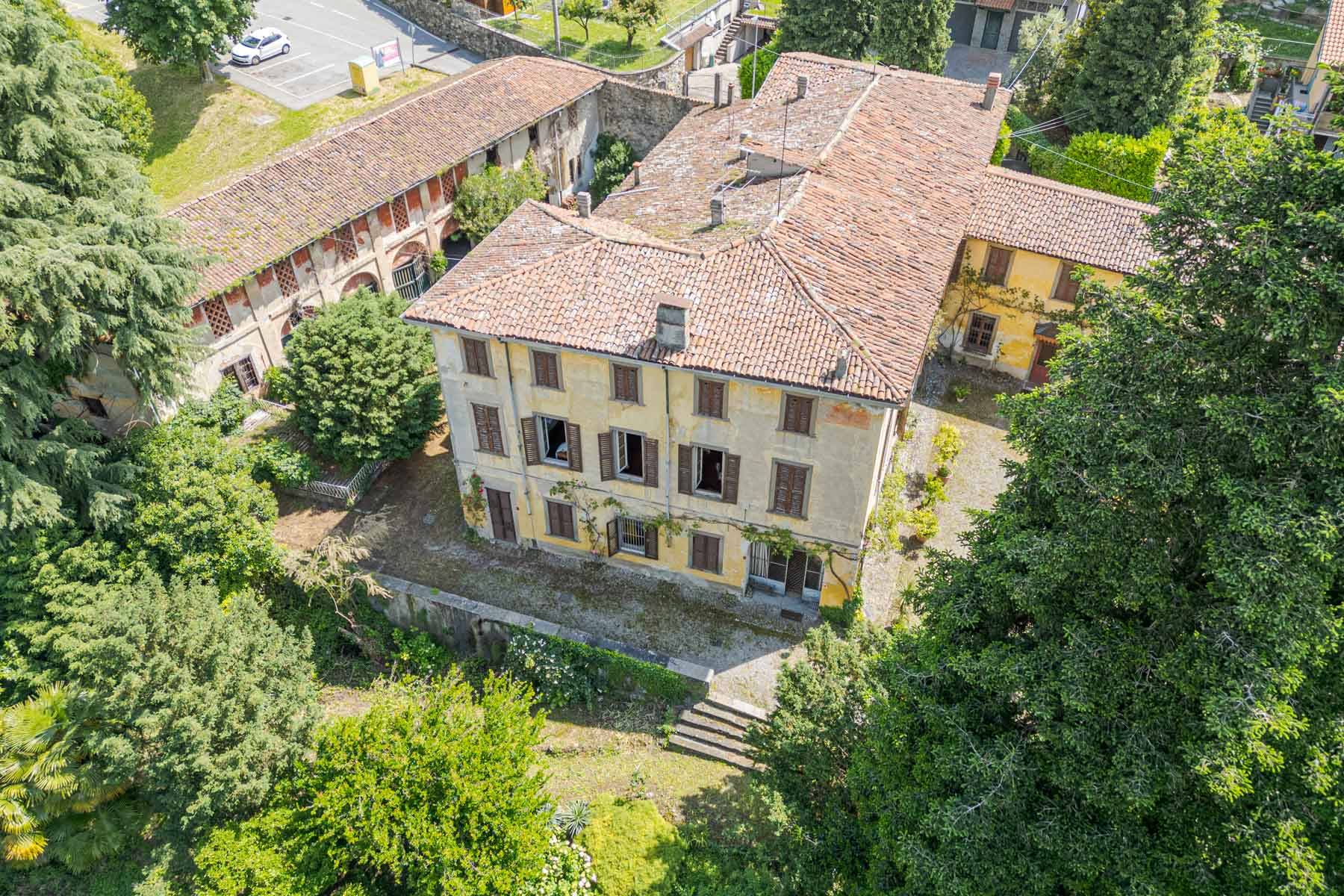 Charming historic villa in Villa D'Adda with great potential.