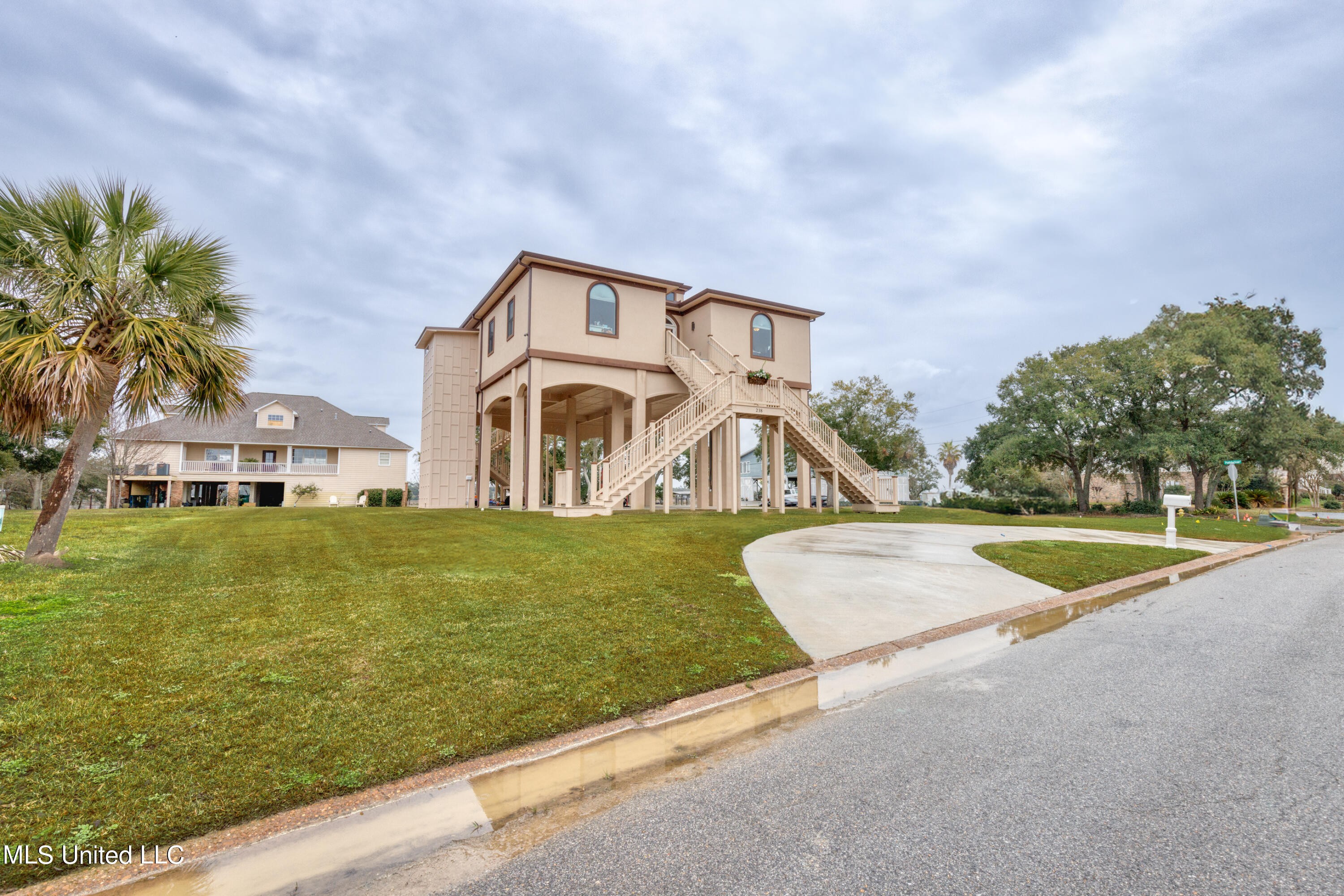238 Lovers Ln, Ocean Springs, MS 39564
