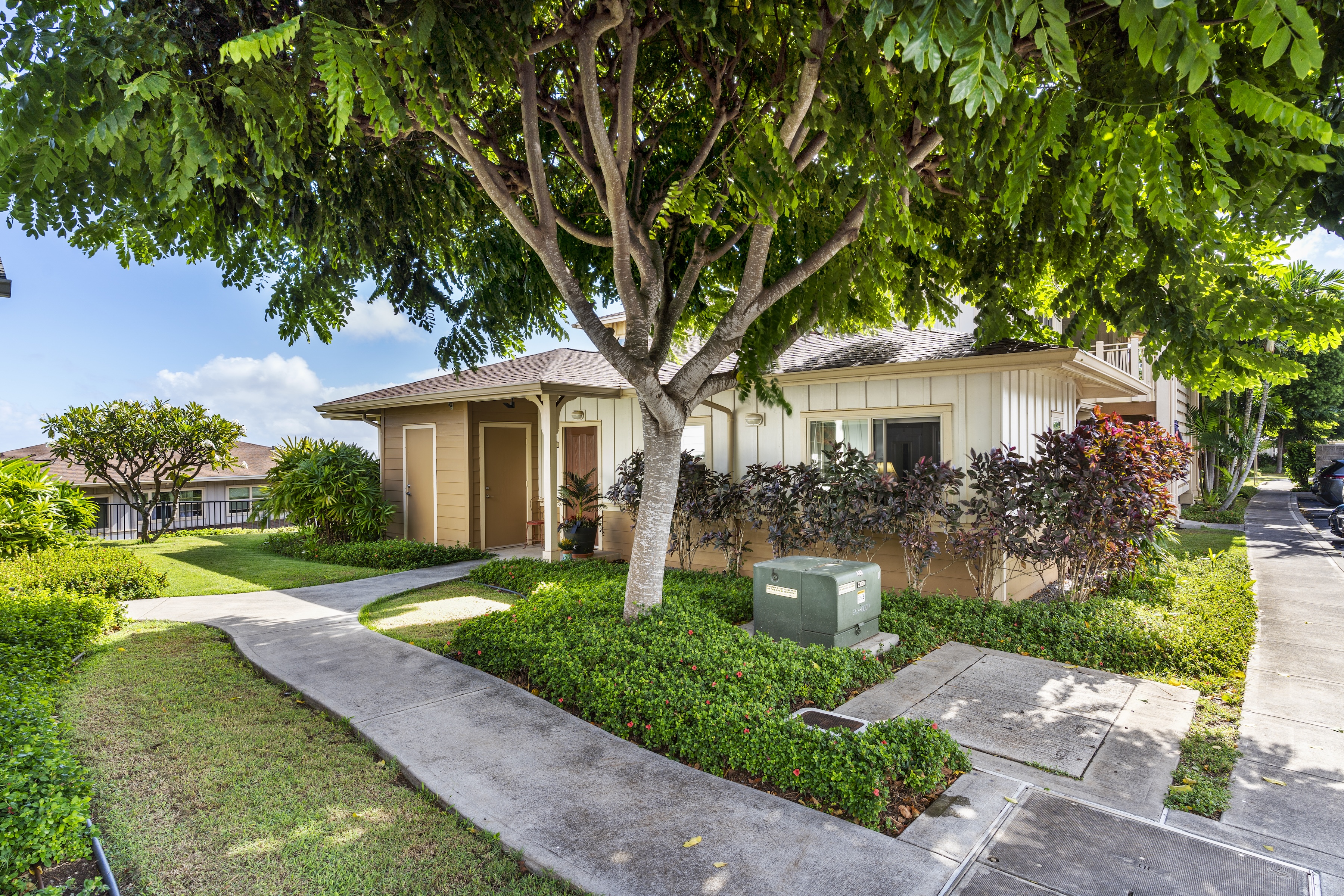 Single level living with Haleakala Views