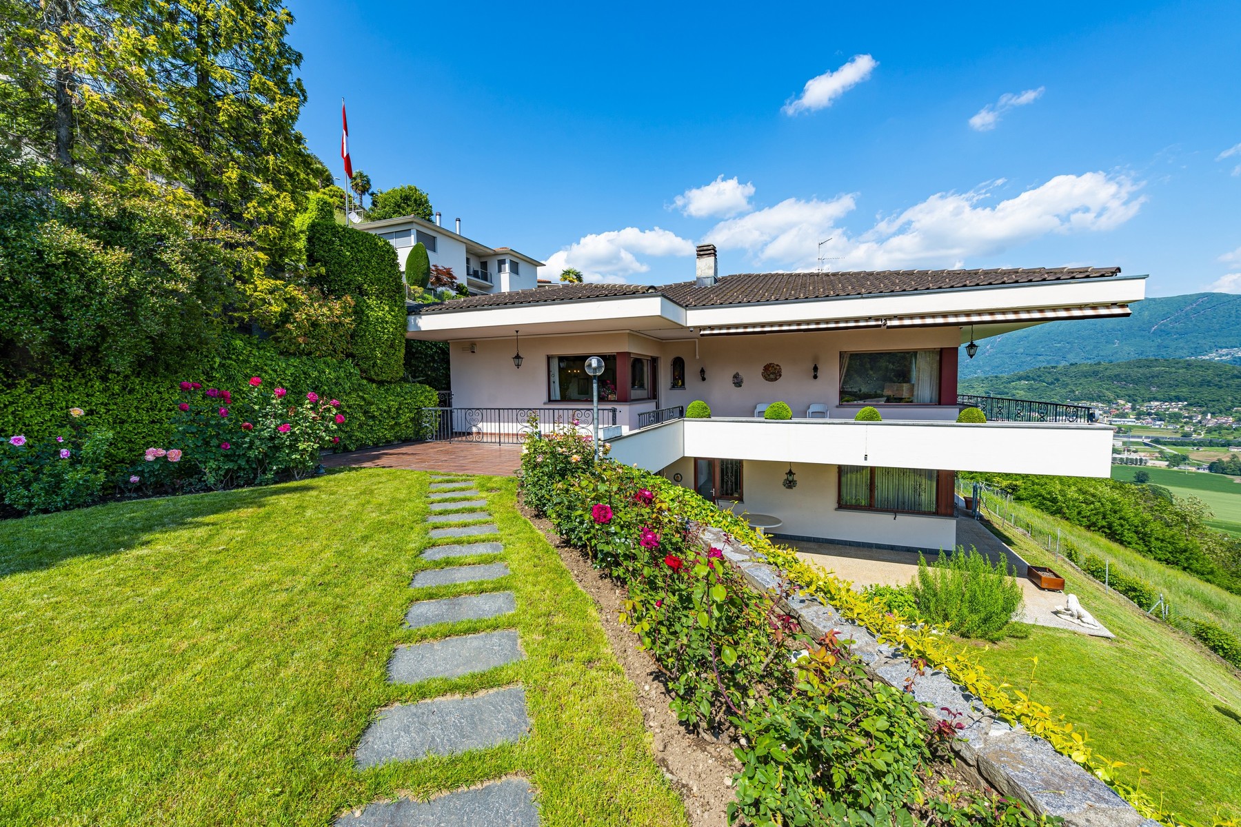 Villa with lake view and dependance