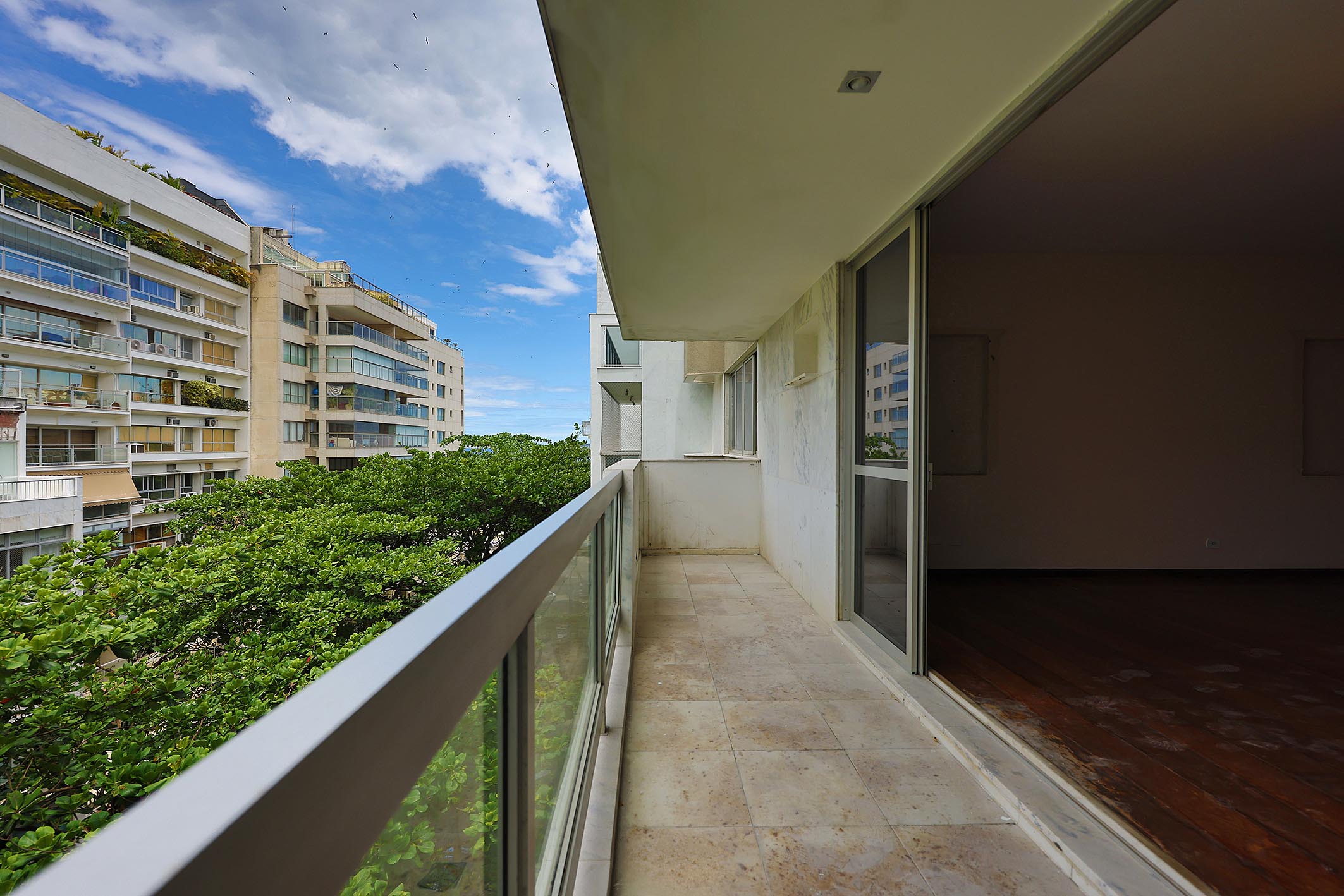 Spacious apartment on Leblon’s prime beach block with ocean view