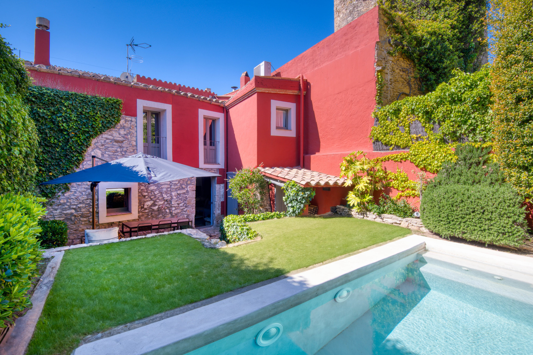 Beautiful townhouse with pool in the center of Begur