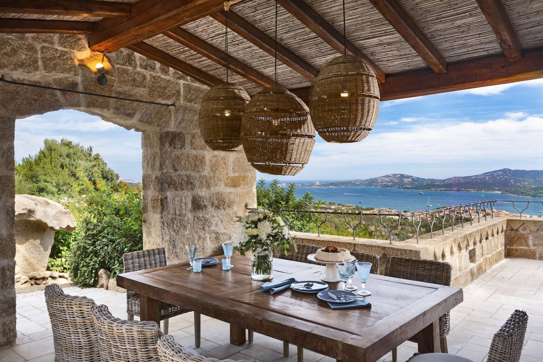 Hill top villa with astonishing sea views