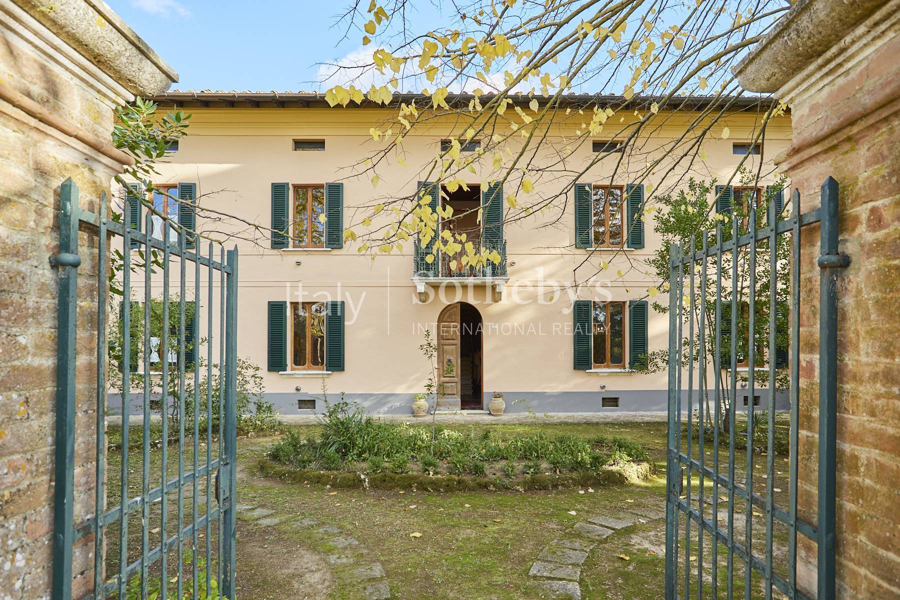 Charming villa with a private lake in Montepulciano