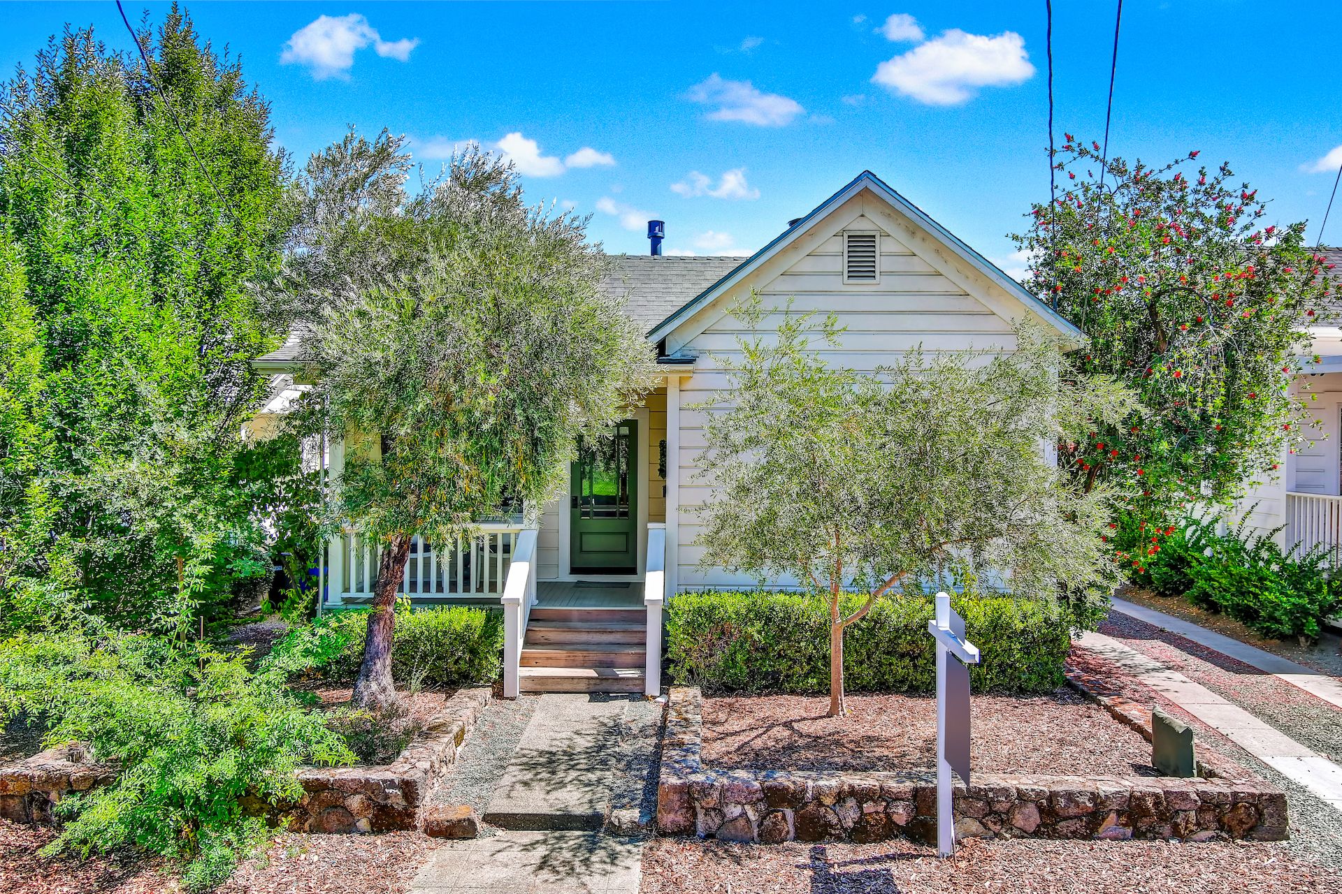 Charming St. Helena Cottage