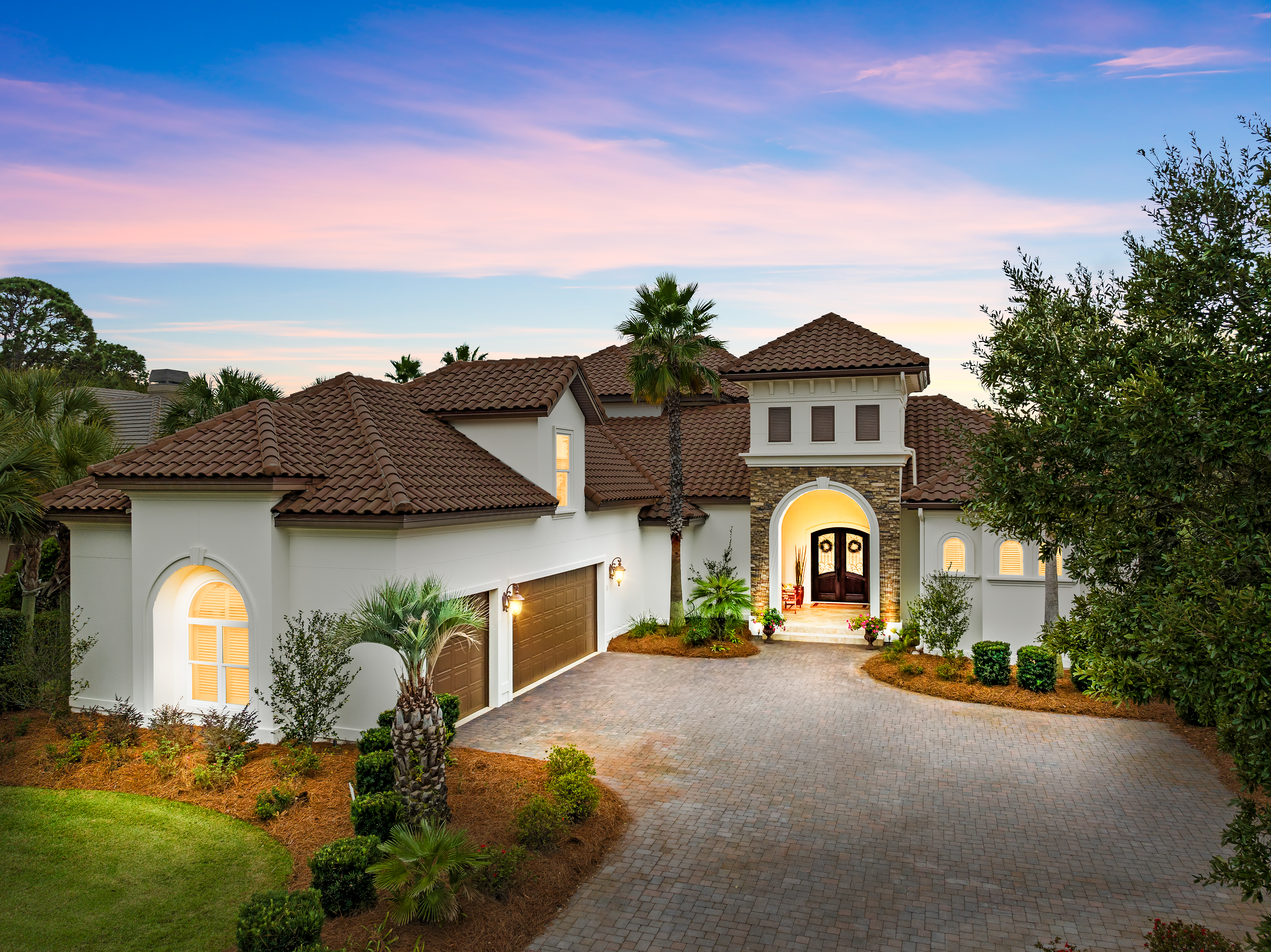 Outstanding Tuscan-Style Residence With Breathtaking Pool And Fairway Views