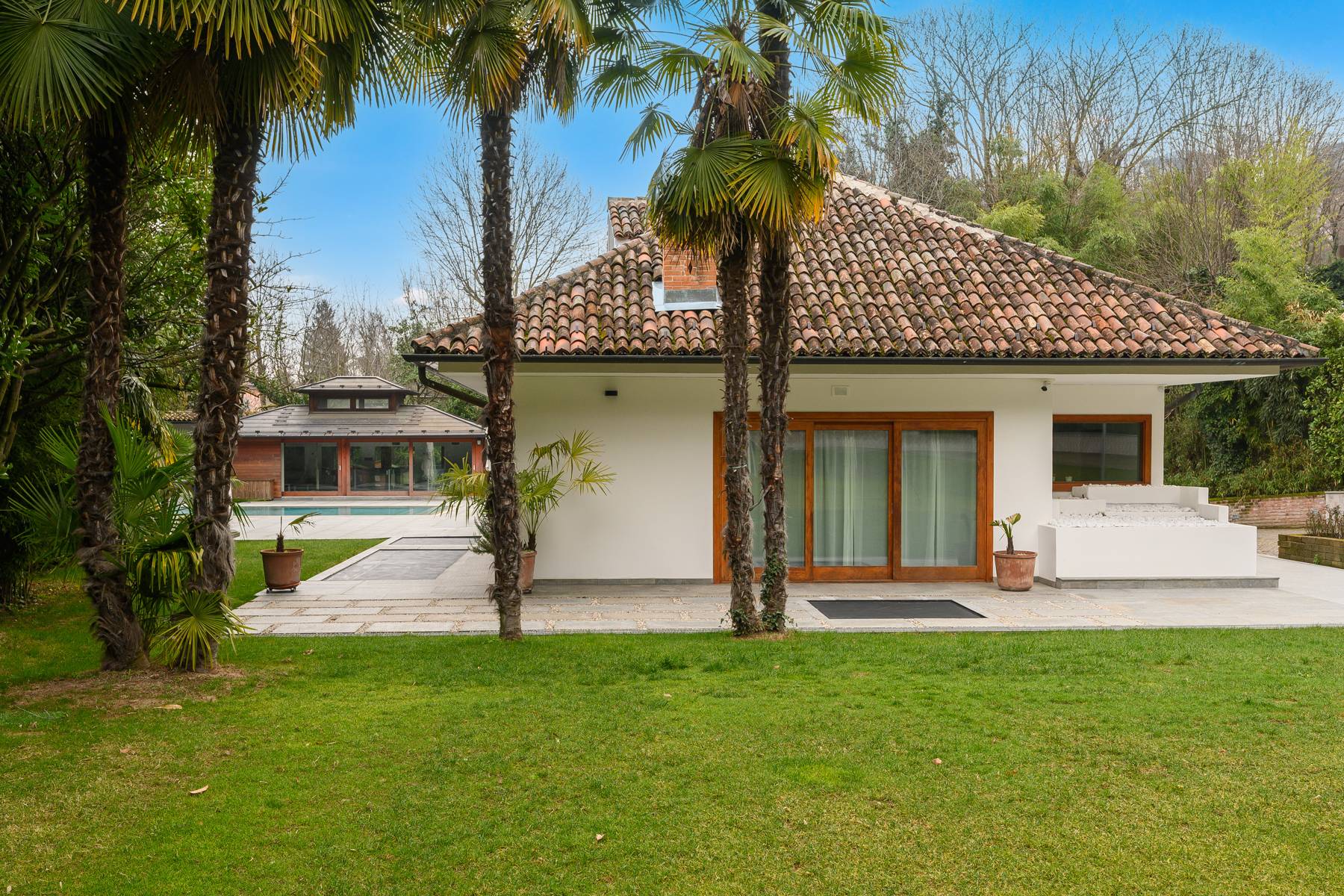 Exclusive villa with garden and pool in the pre-hill area