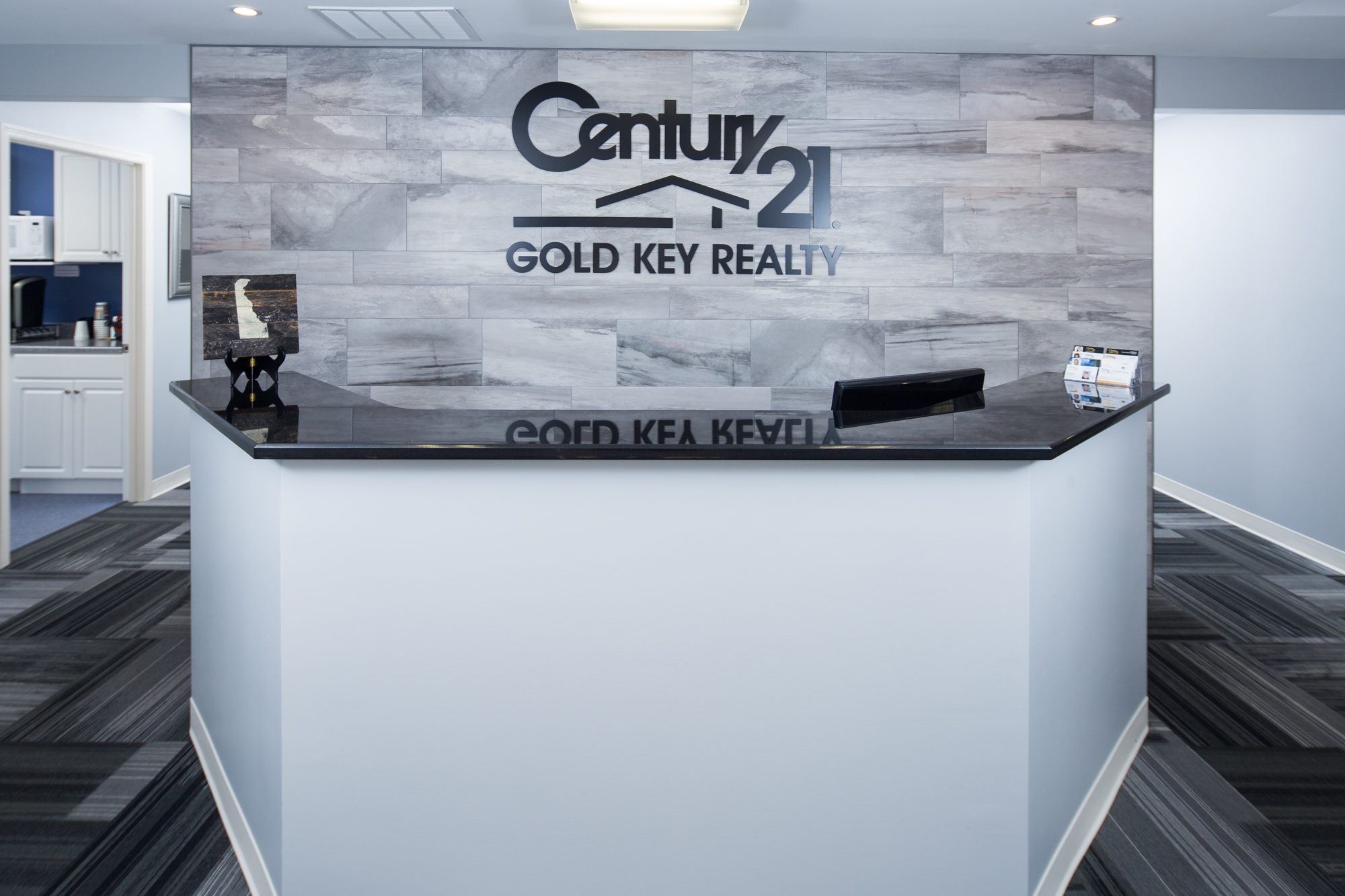 Агентство 21 век. Century 21 Global агентство недвижимости. Century 21 Office. Голд Кей. Стенд американской Сенчри.