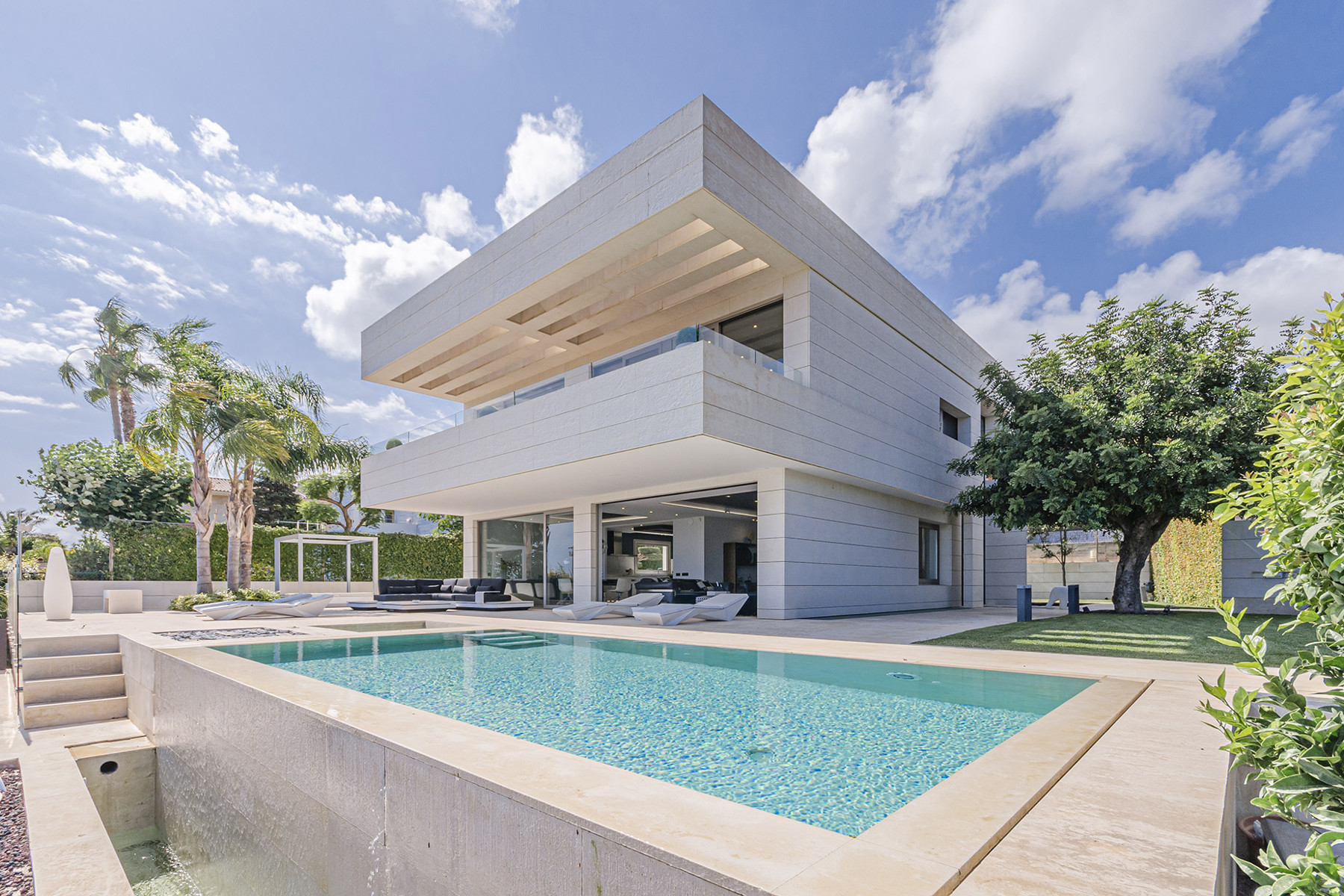 Modern villa with extraordinary ocean, golf and city views