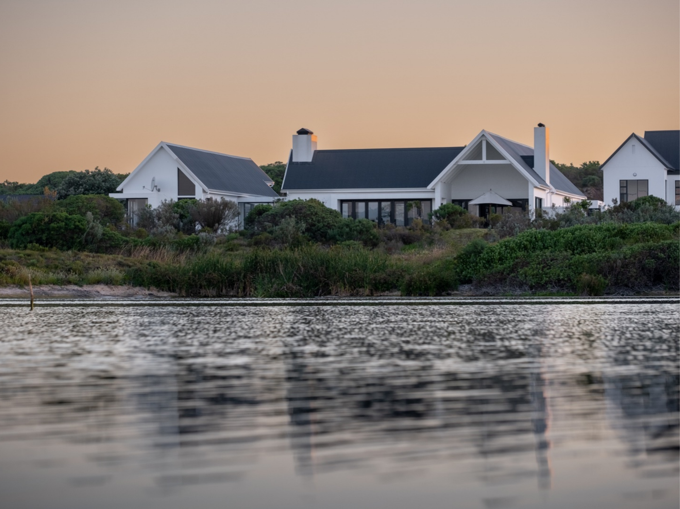 Remarkable Residence on the Lake