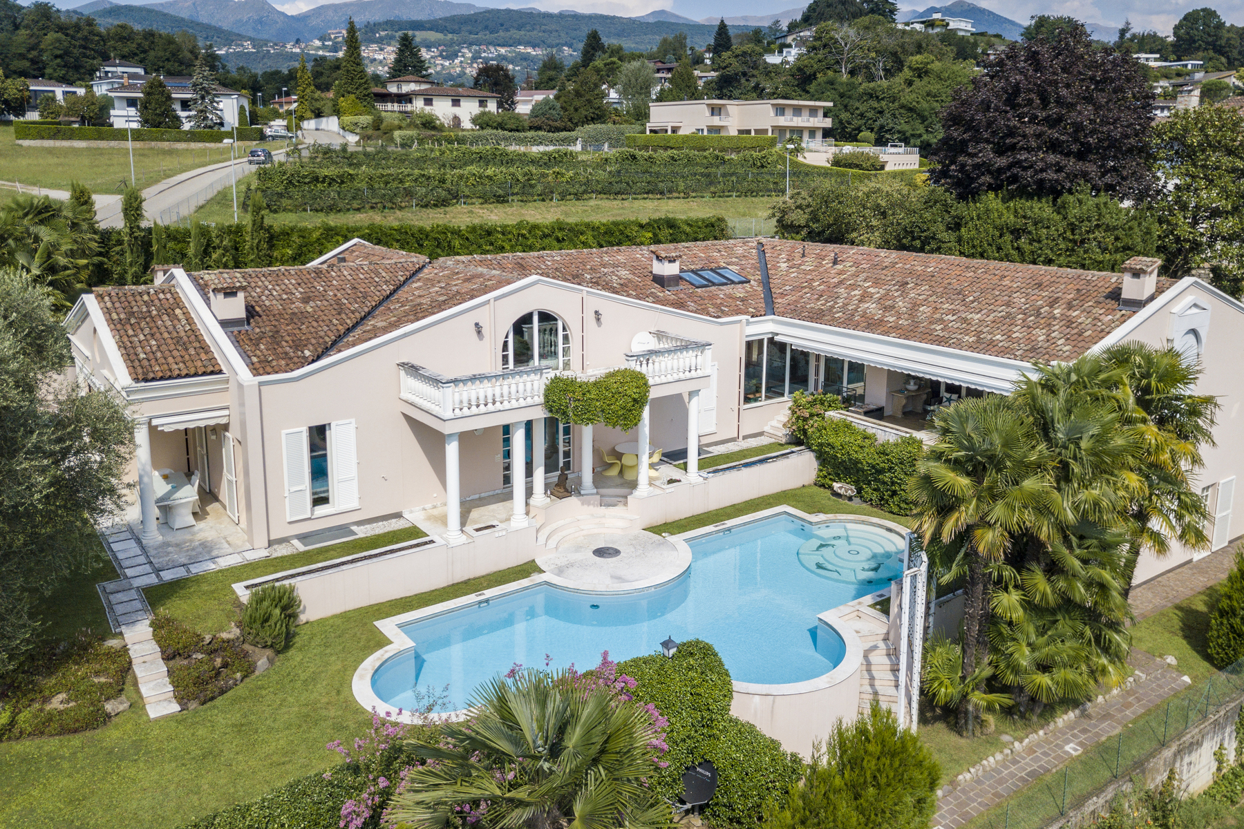 Prestigious villa in a dominant position