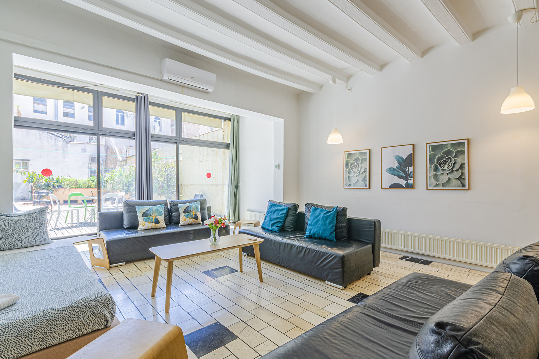 Apartment with tourist license for 14 people in the Raval