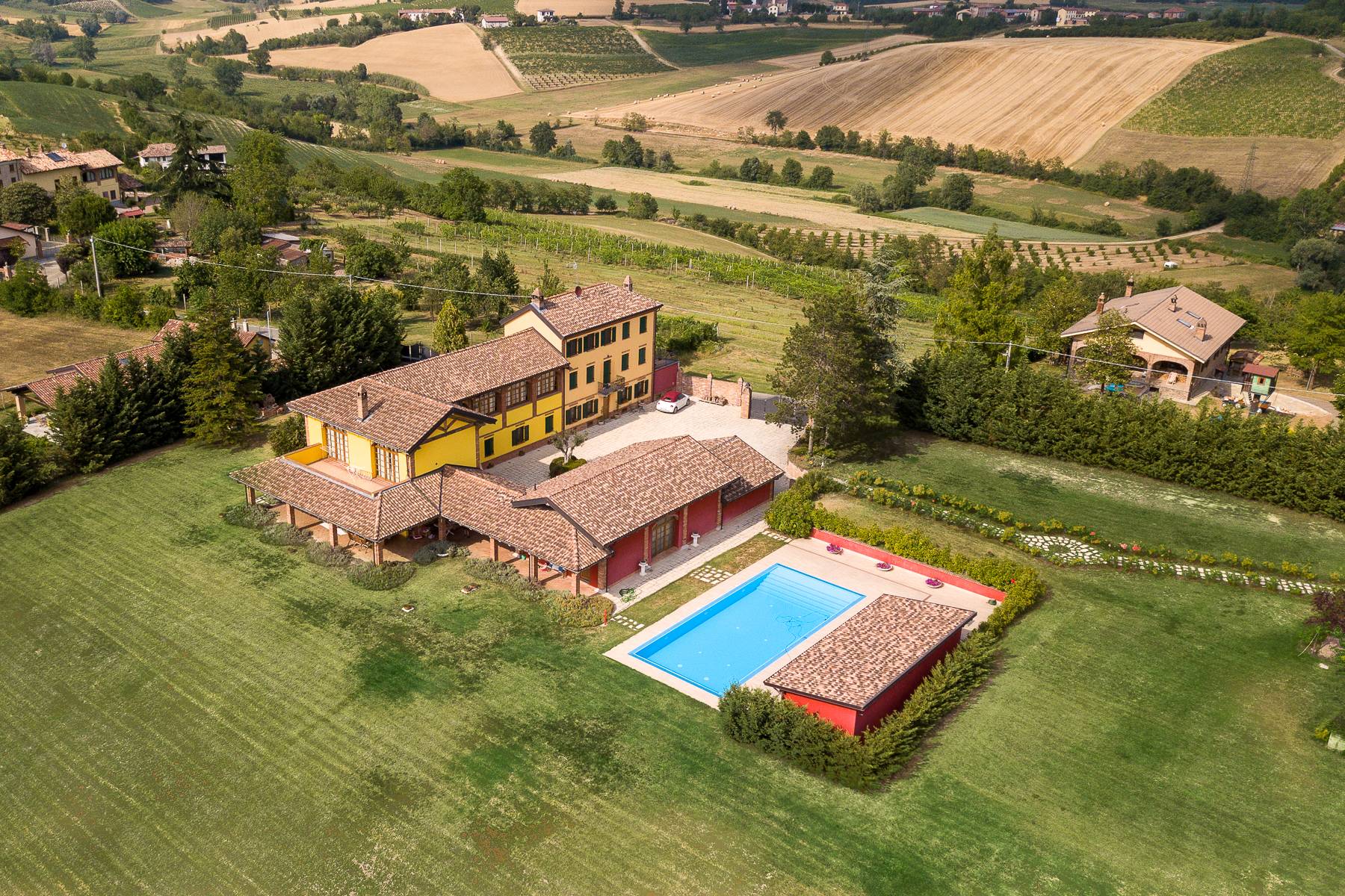 Exquisite estate with pool in Monferrato's hills
