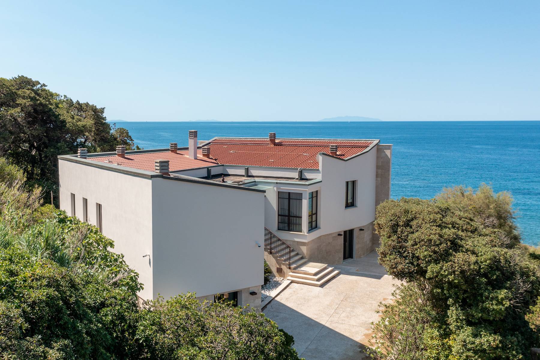 Elegant sea-front Villa in Quercianella