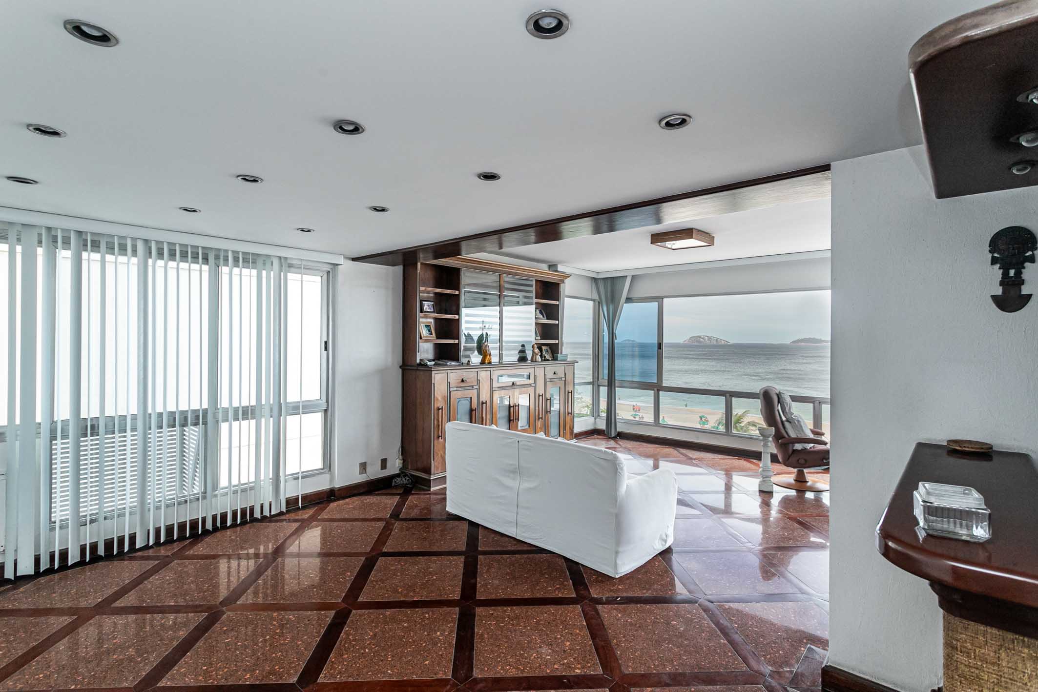 Apartment with direct ocean view in Leblon, combining sophistication and conveni