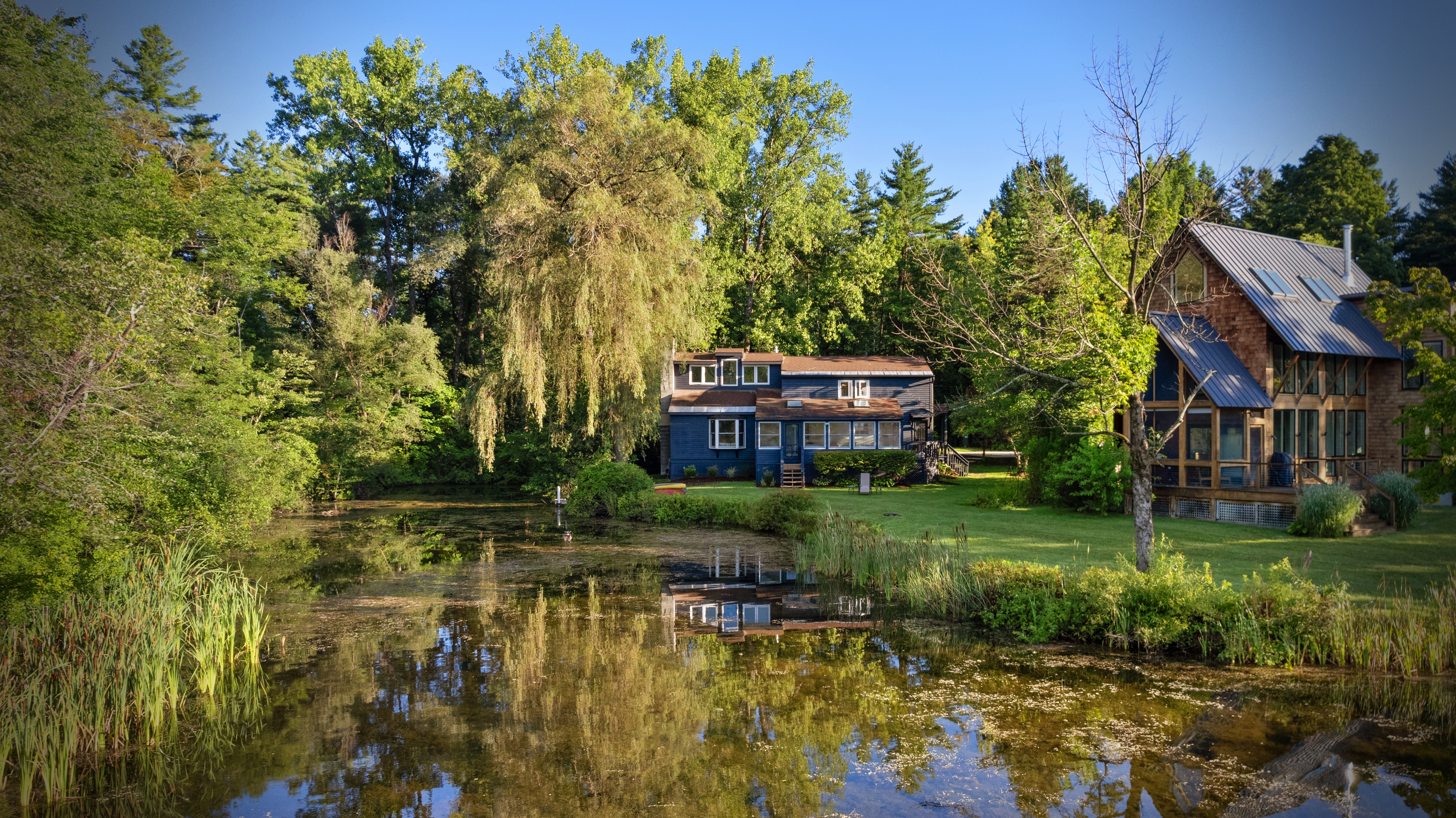 A Contemporary Lakeside Retreat