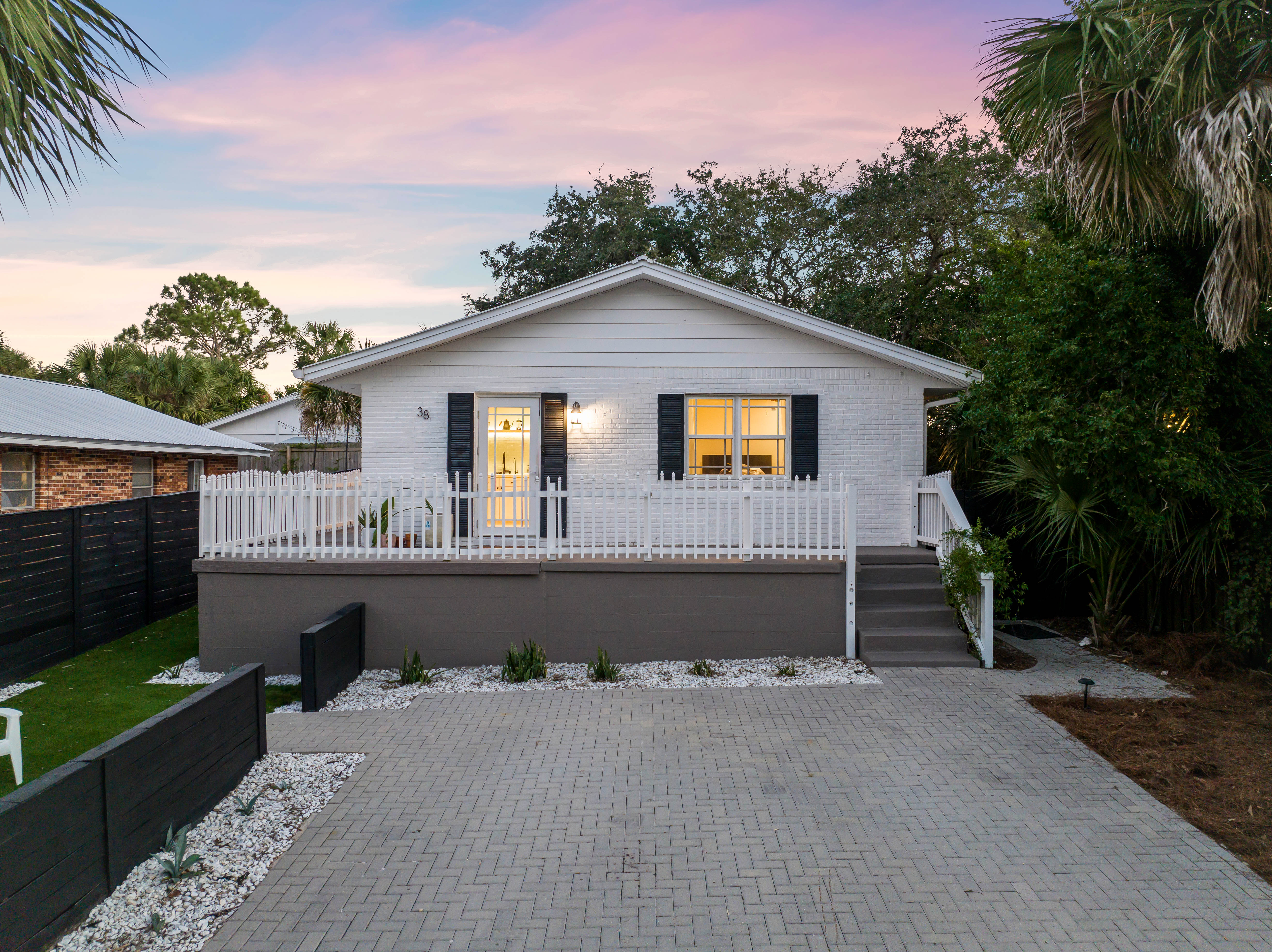 Remodeled Beach Cottage With Private Yard Just Off 30A