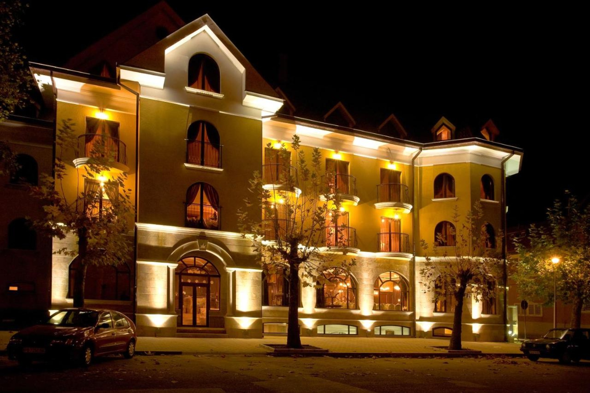 HOTEL WITH RESTAURANT IN THE TOWN OF HISARIA  FOR SALE