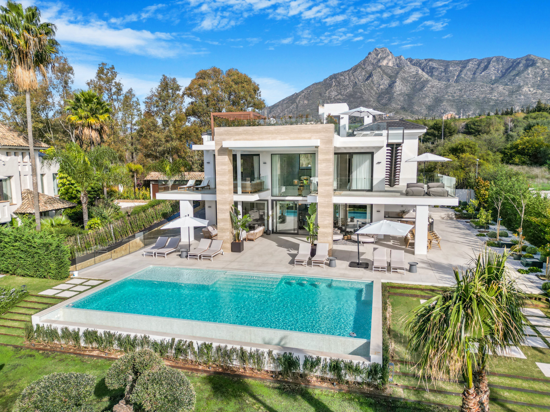 Stunning Six-Bedroom Luxury Villa in Marbella's Exclusive Lomas del Marques