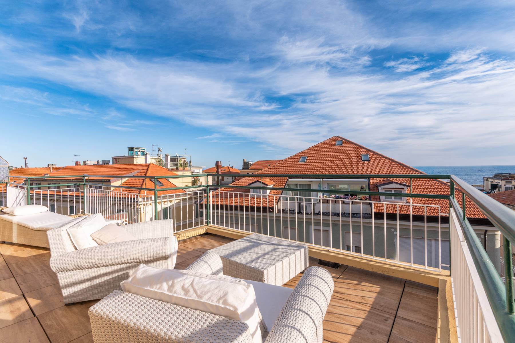 Renovated penthouse with sea view