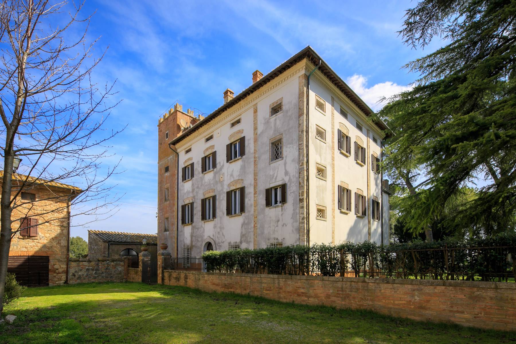 Magnificent villa with its own chapel and park