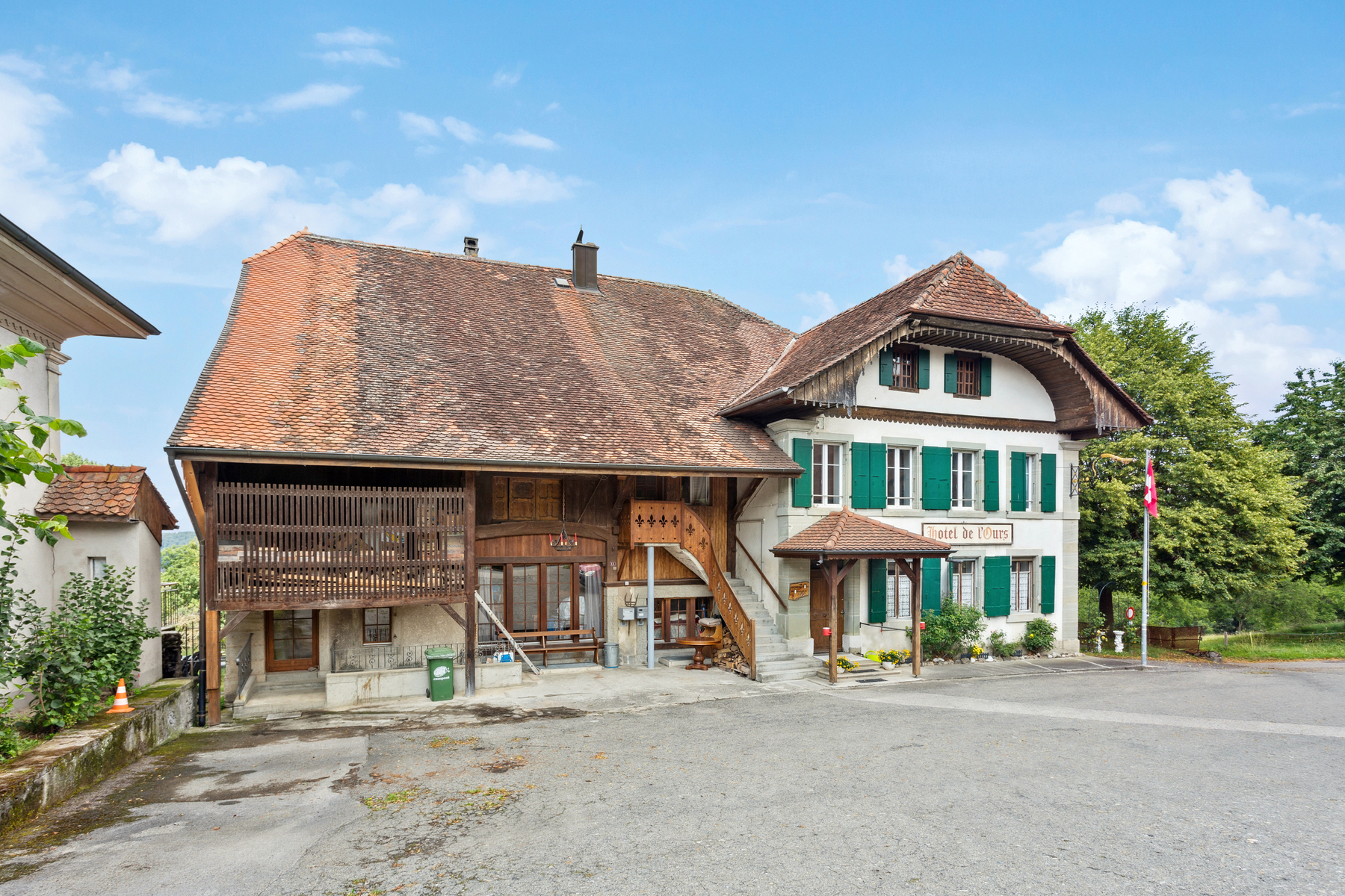 Atypical village house with two apartments and a restaurant