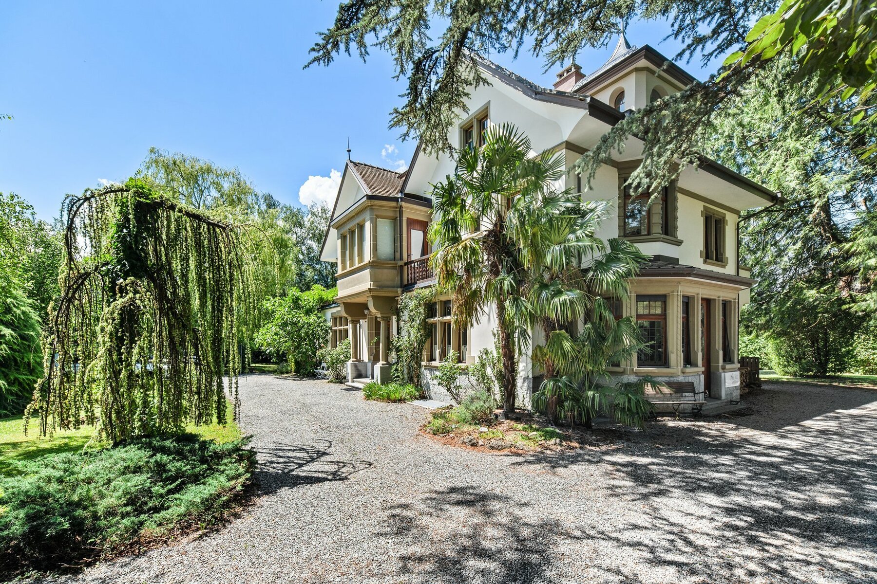 Renovated manor house, enchanting park with centuries-old trees