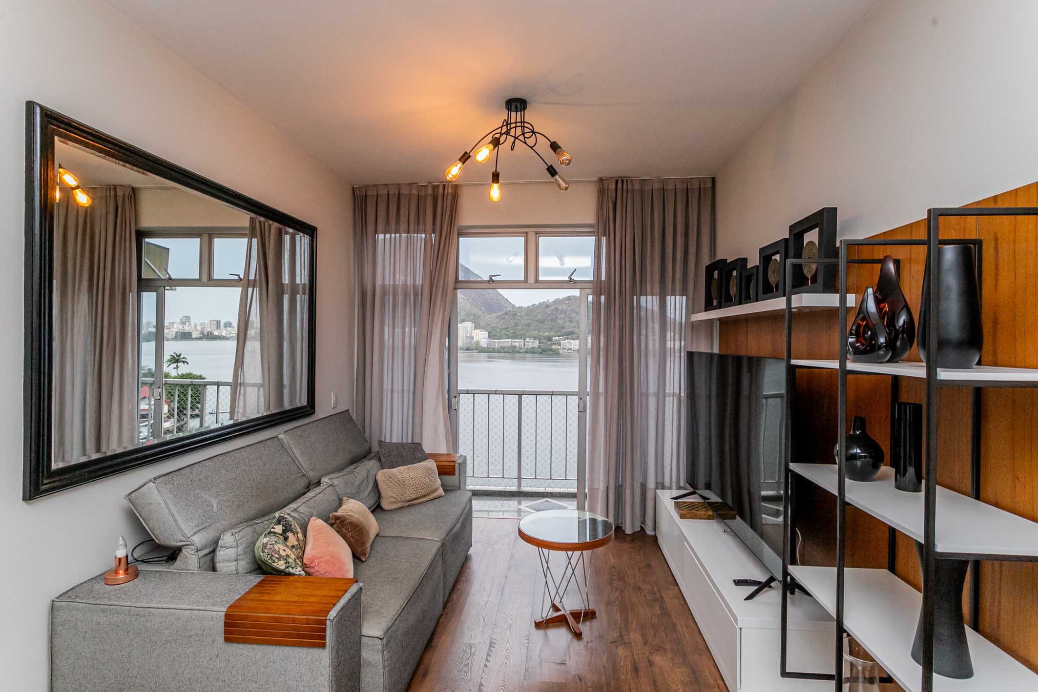 Apartment with stunning views of Lagoa in a prime location