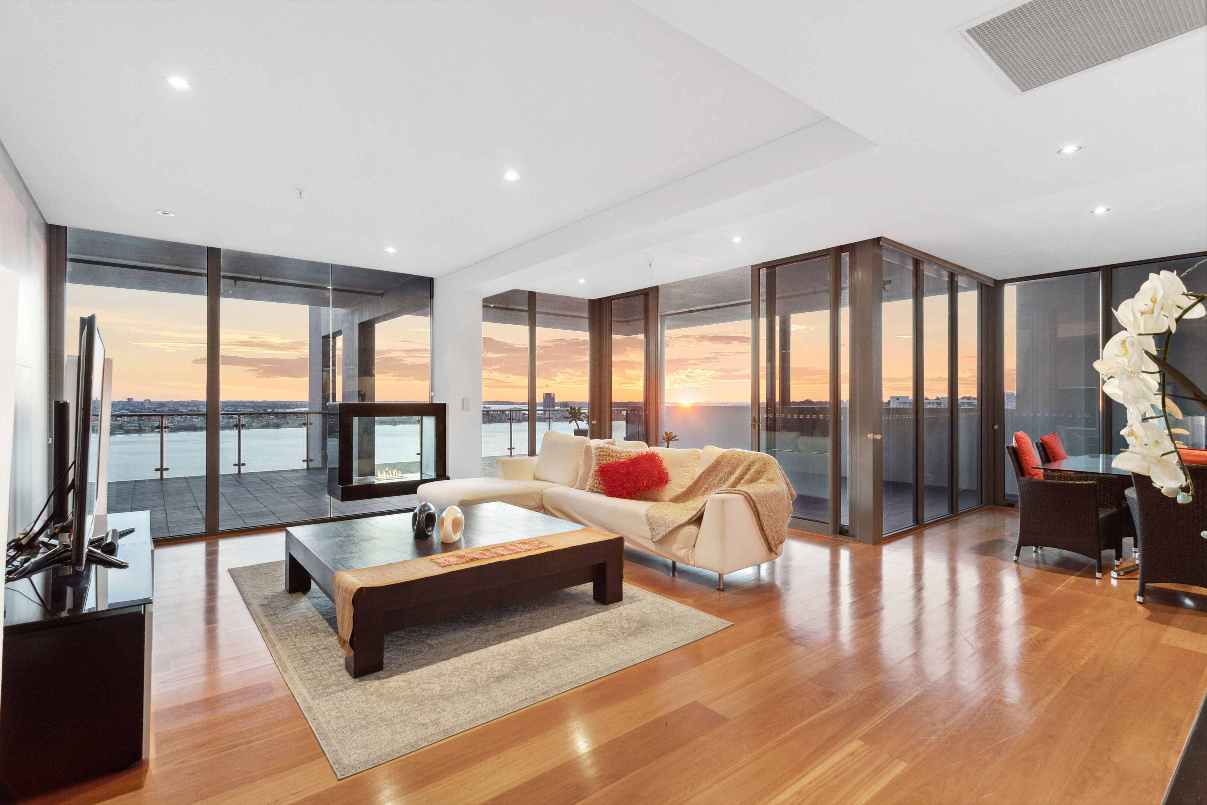 Exclusive Riverfront Elegance: Breathtaking 24th-Floor Sub-Penthouse in East Per
