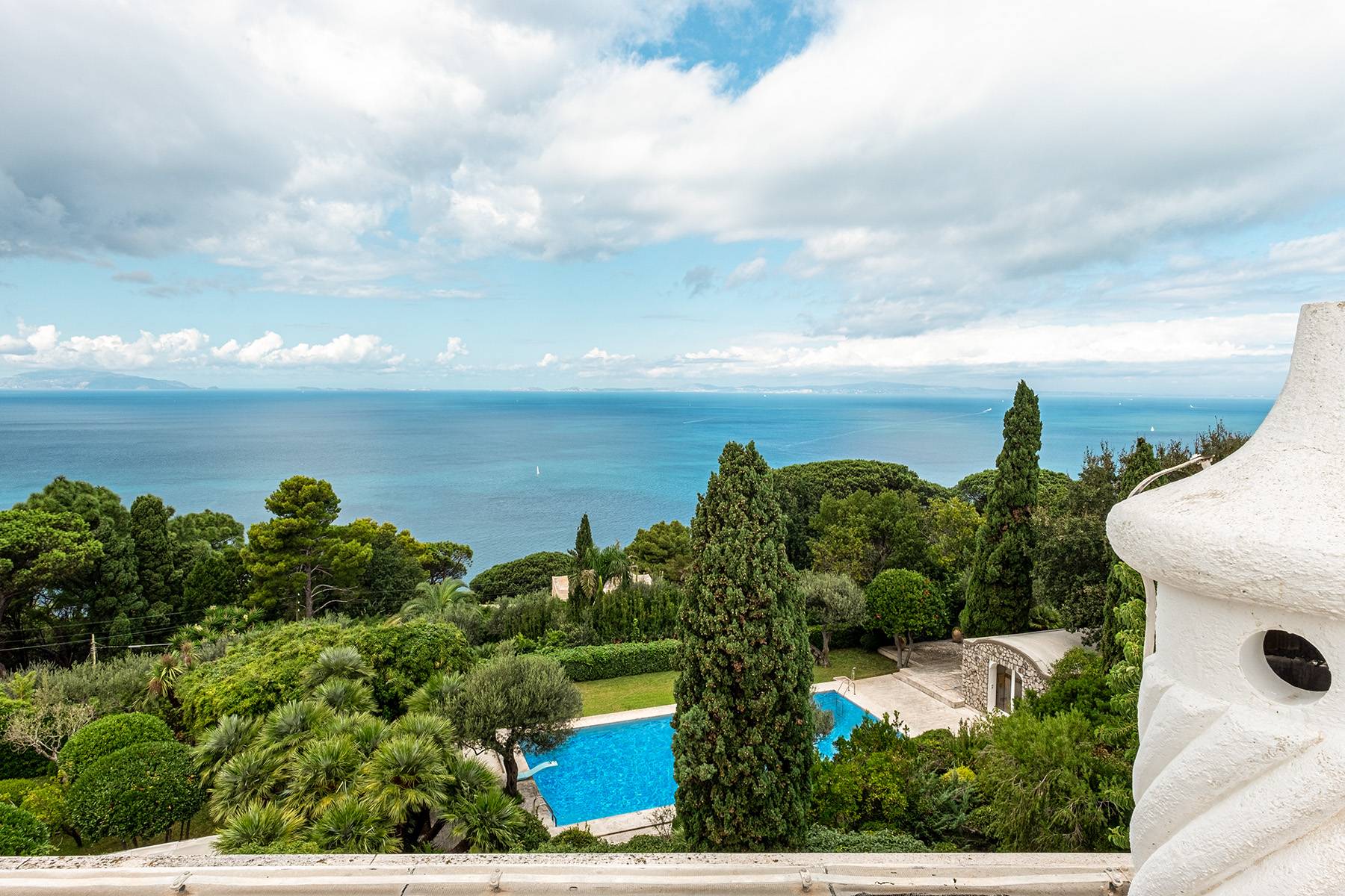 Monumental property overlooking the sea