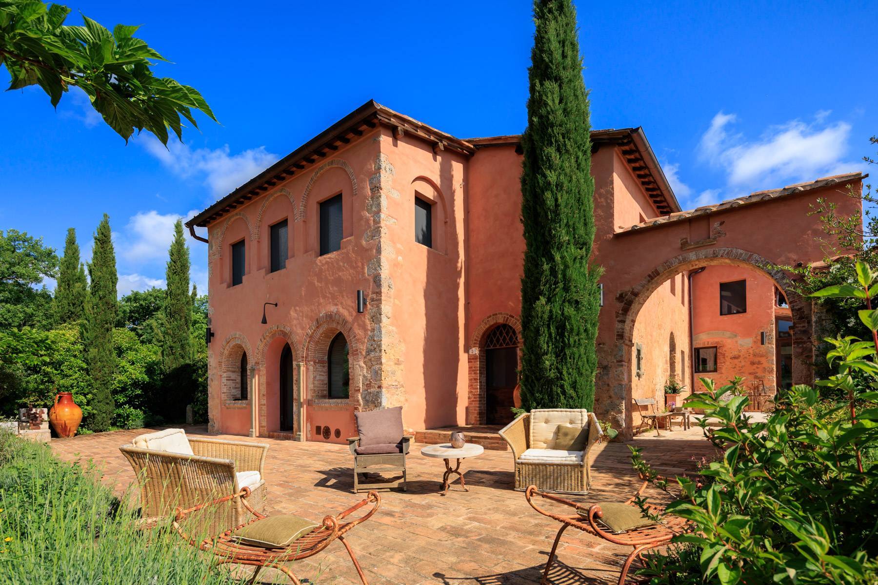 Luxurious 6 bedroom villa with pool near Siena