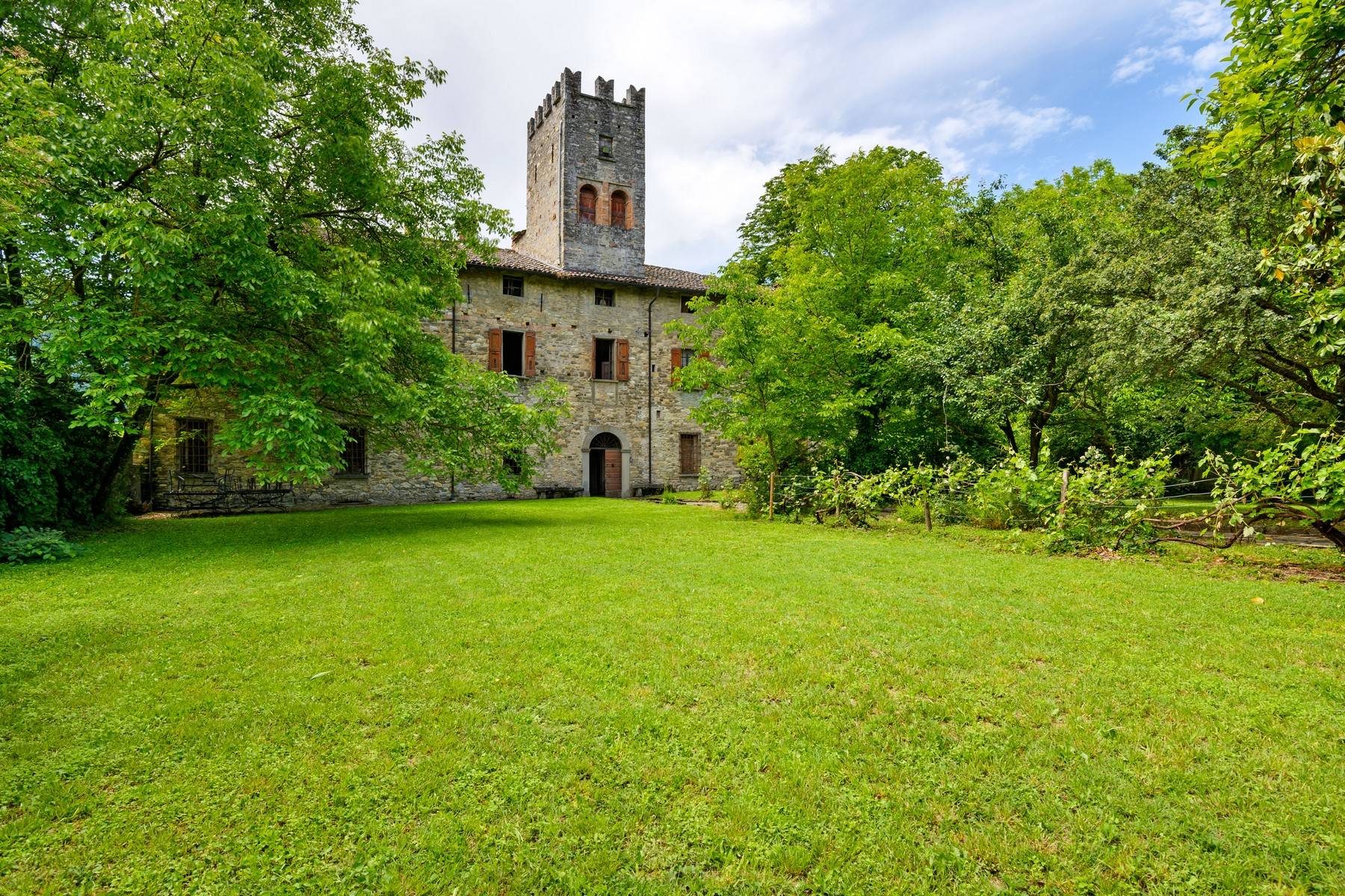 Magnificent castle dating back to 1200 with farms