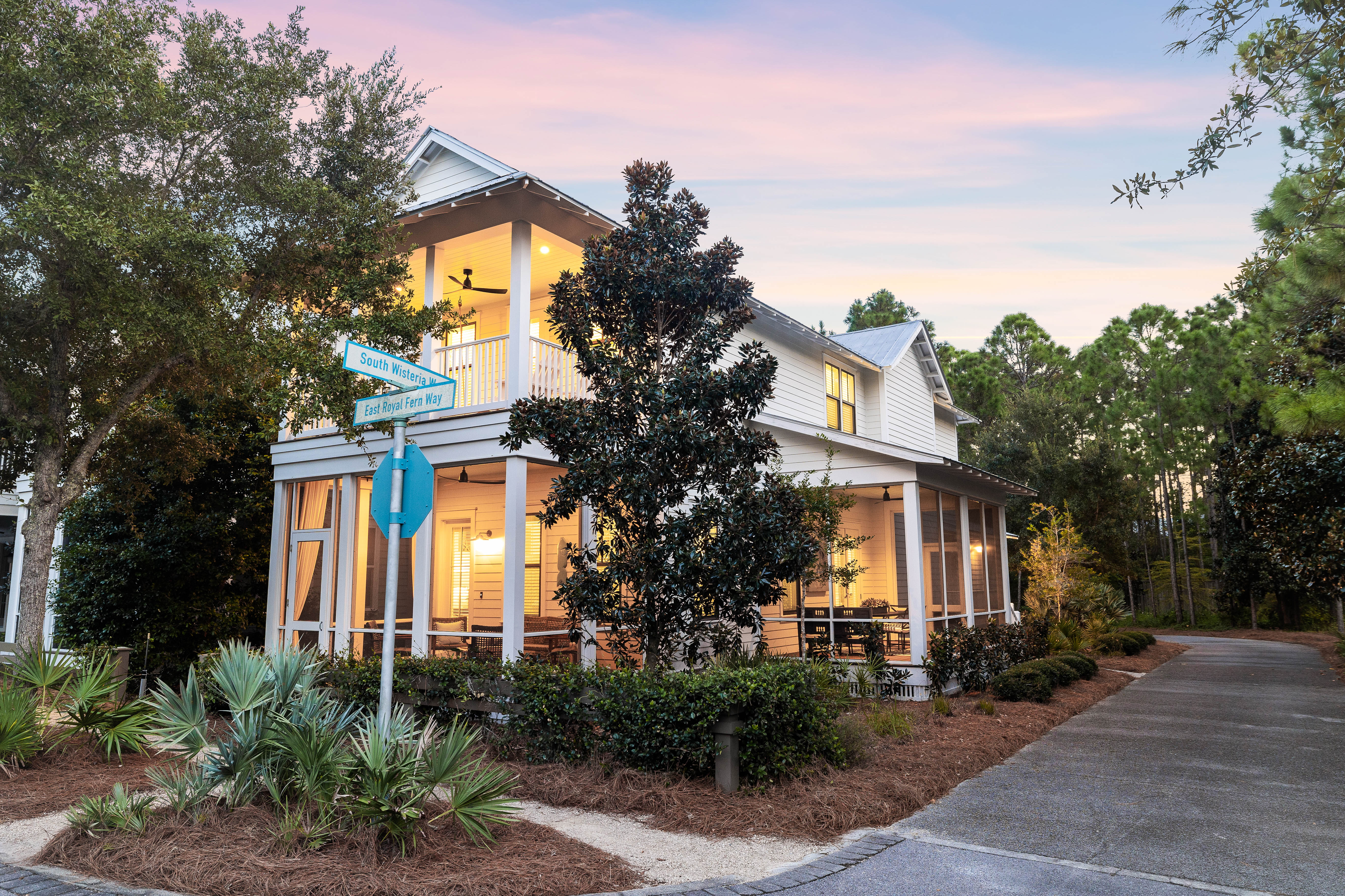 Beautifully-Presented Florida Cottage Close To WaterColor Amenities