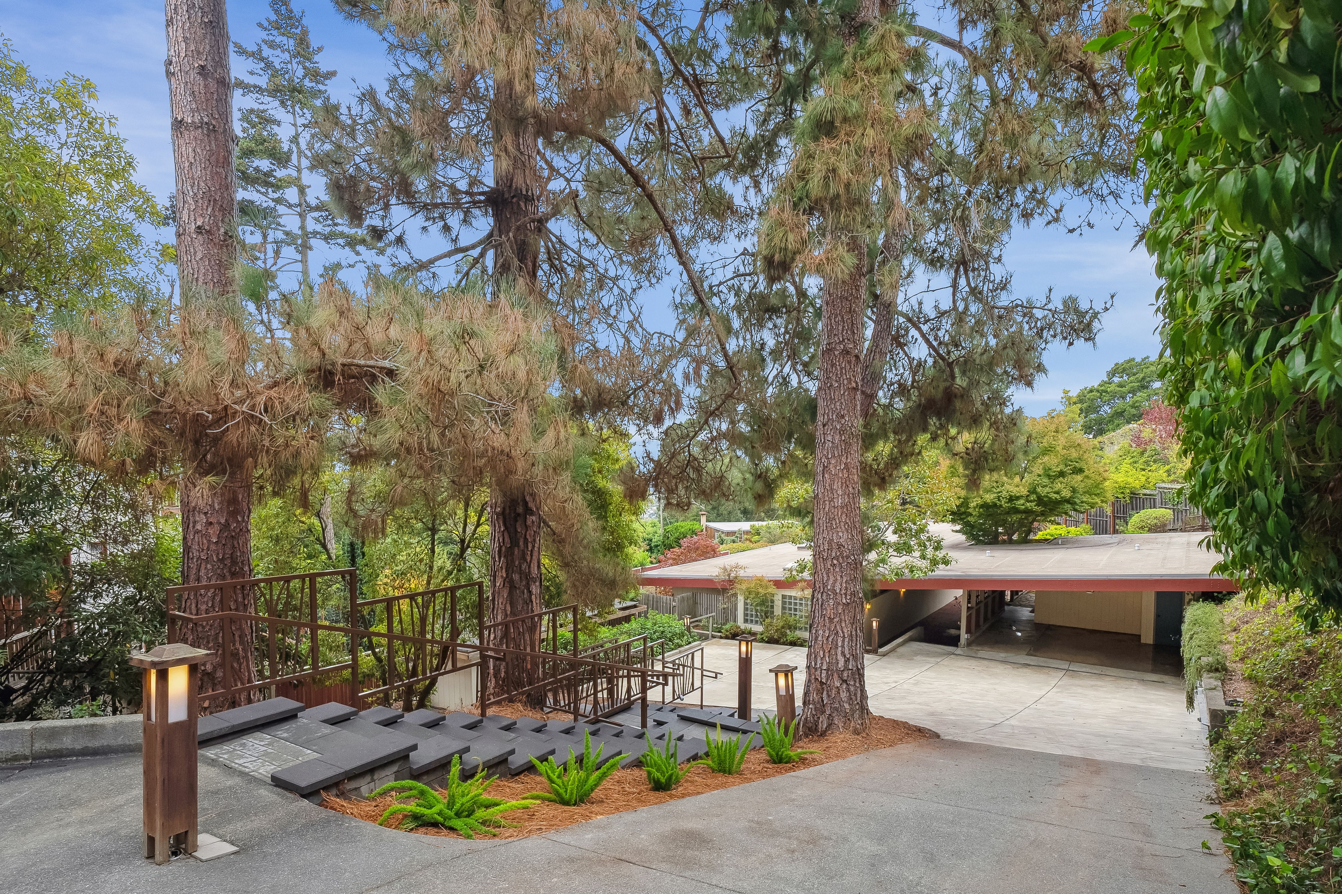 Timeless Architect-Designed Mid-Century Modern Retreat