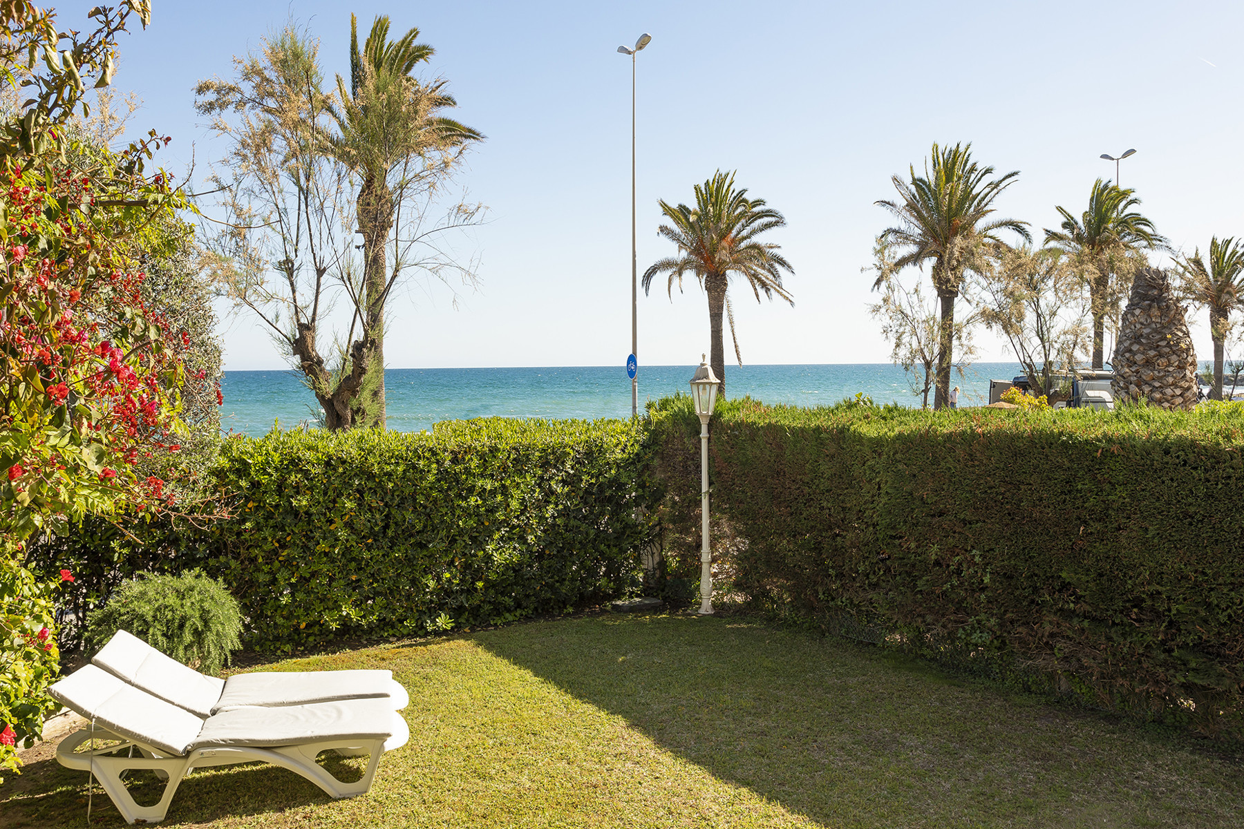 Spectacular groundfloor apartment on the seafront of Sitges.