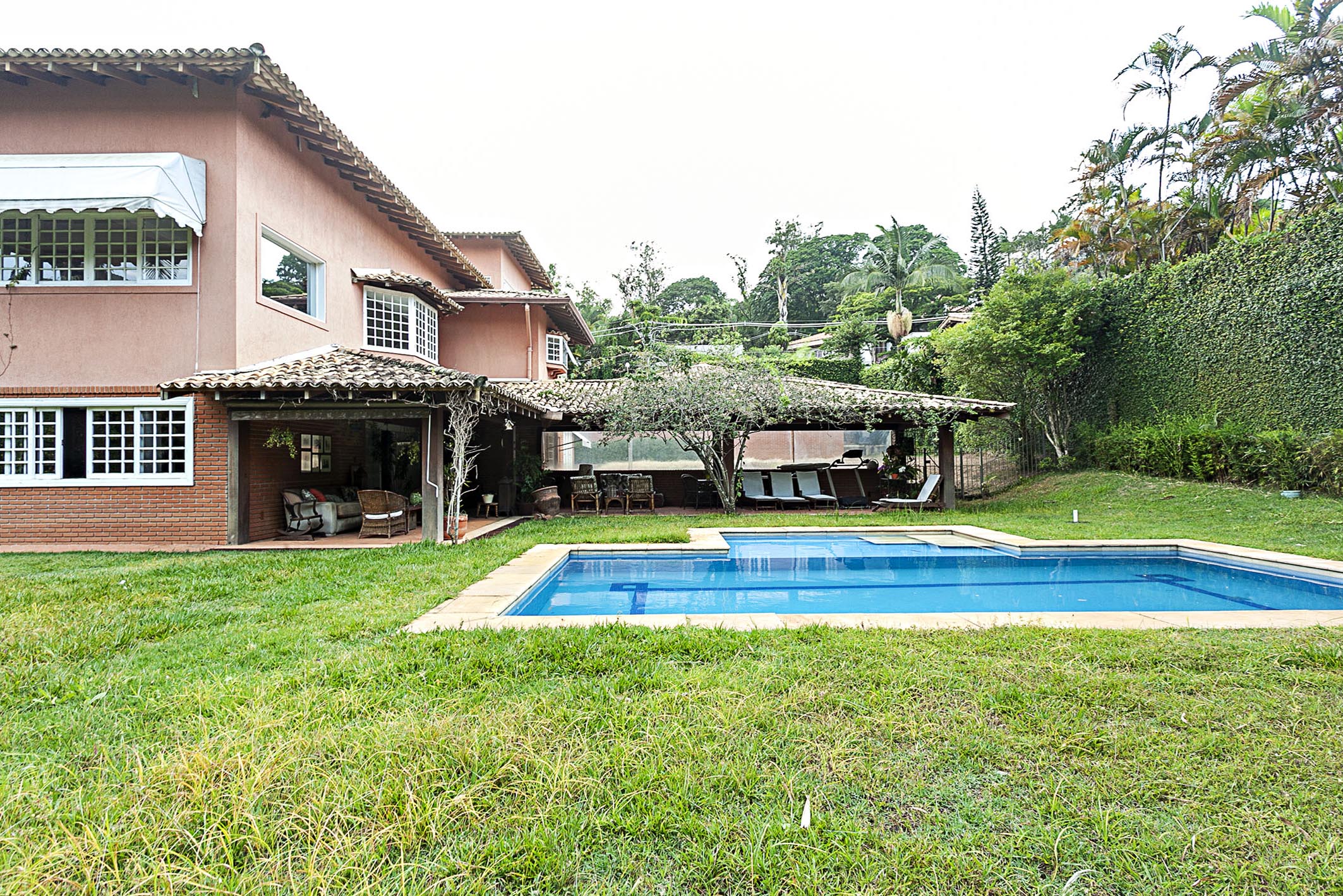 Spacious house with a garden and a pool