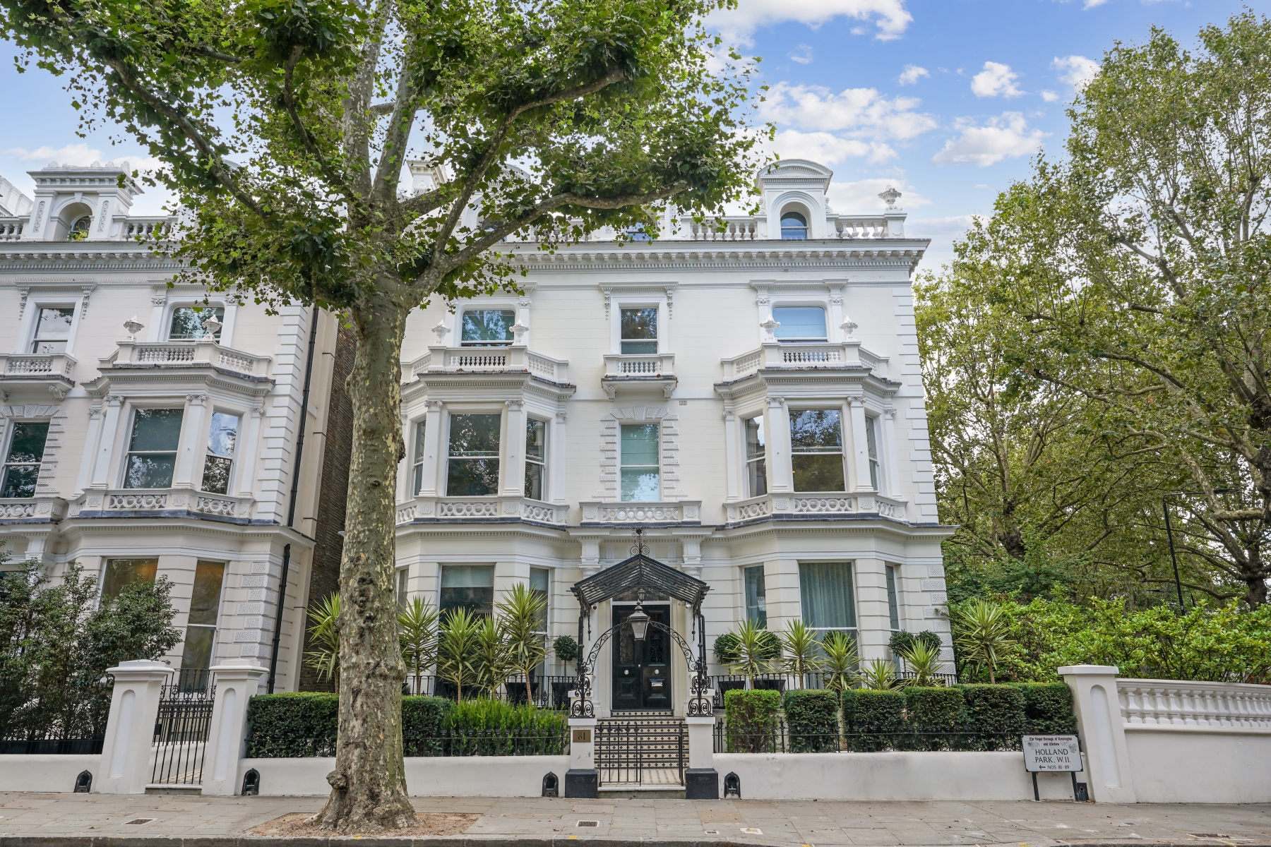 Stunning two bedroom apartment in the illustrious Holland Park
