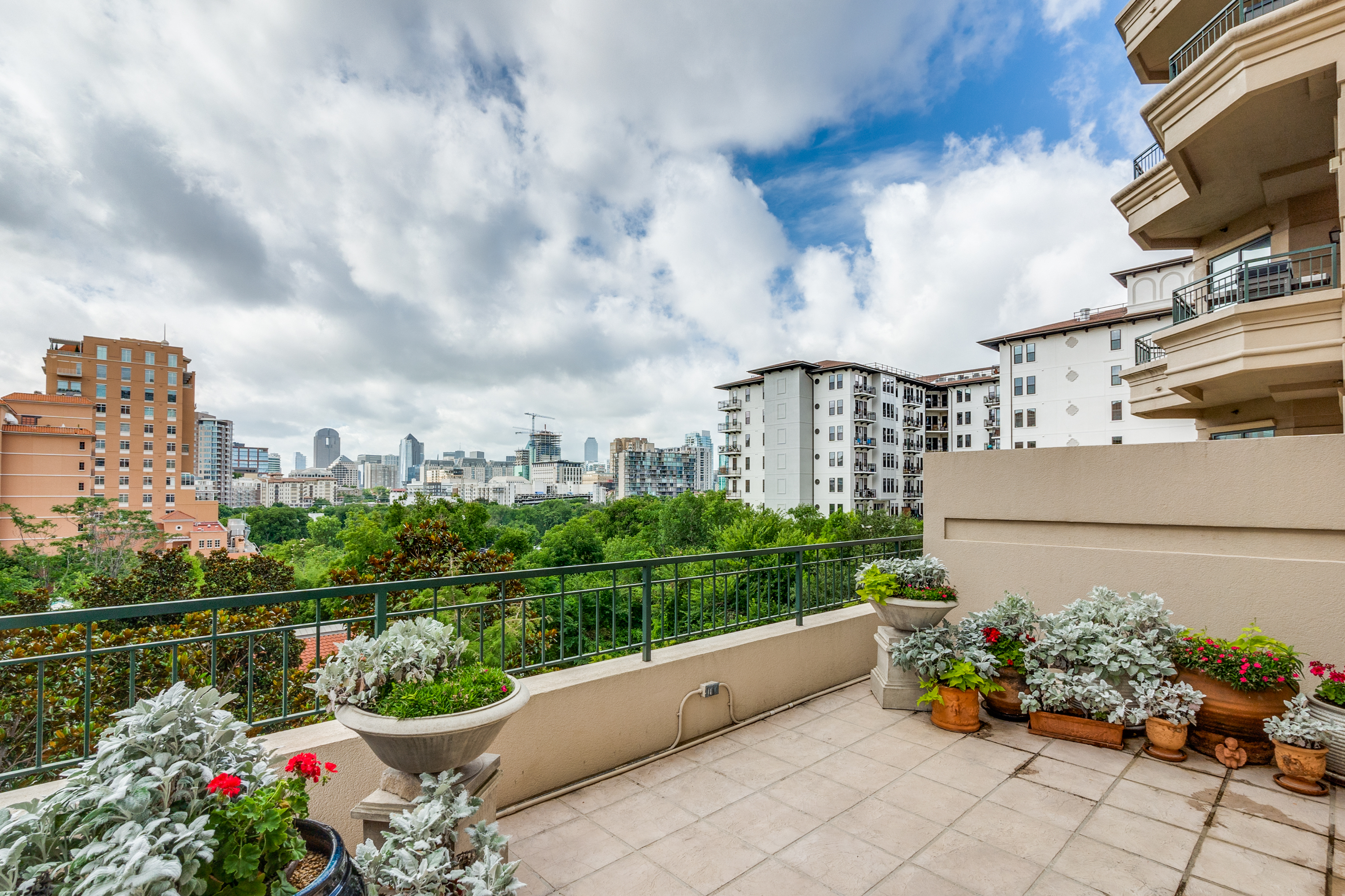 Luxury Condo in Mansion Park