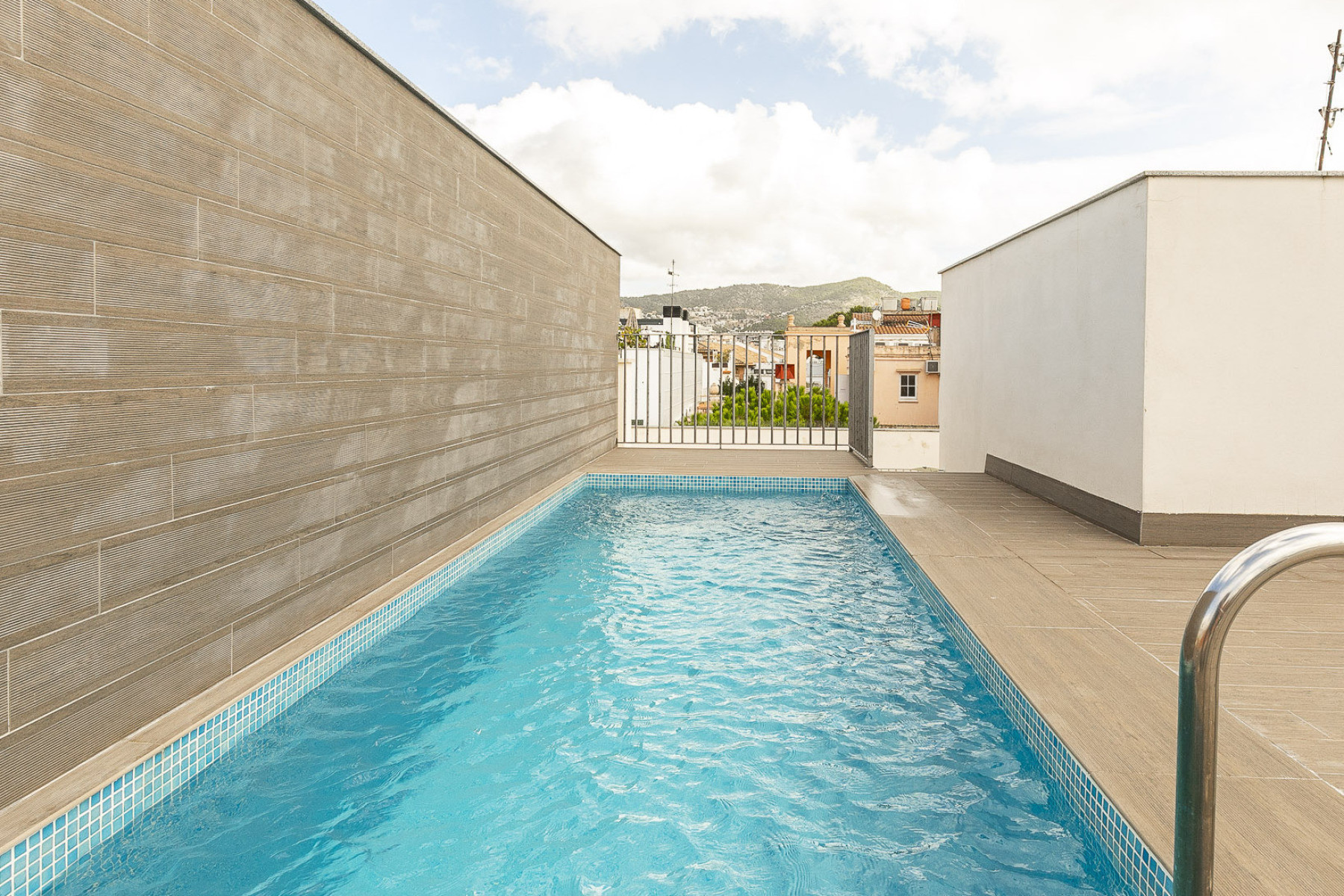 Modern penthouse with terrace and swimming pool in the best area of Sitges.