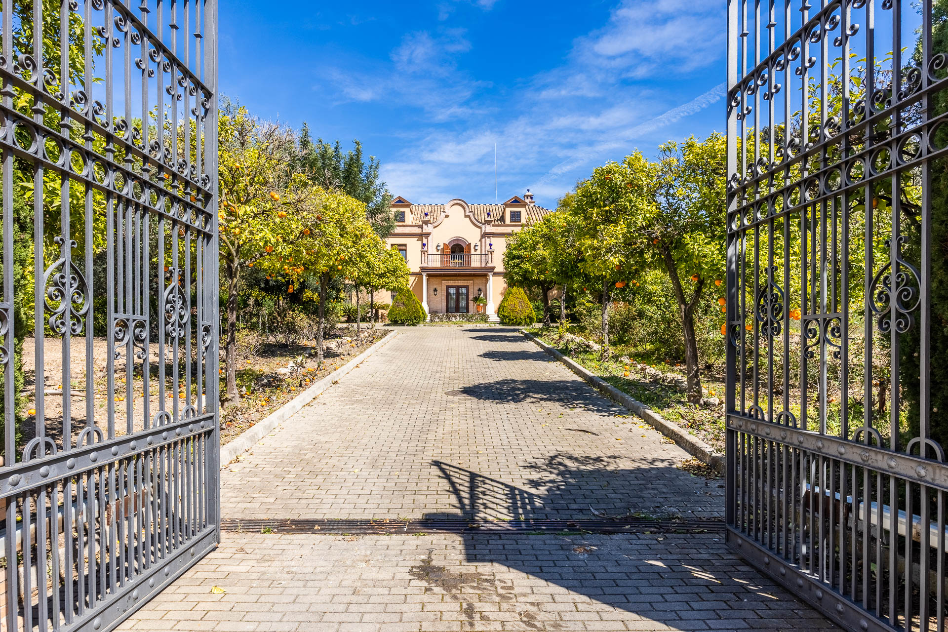 Singular house composed of two buildings in a gated community in Écija, Seville