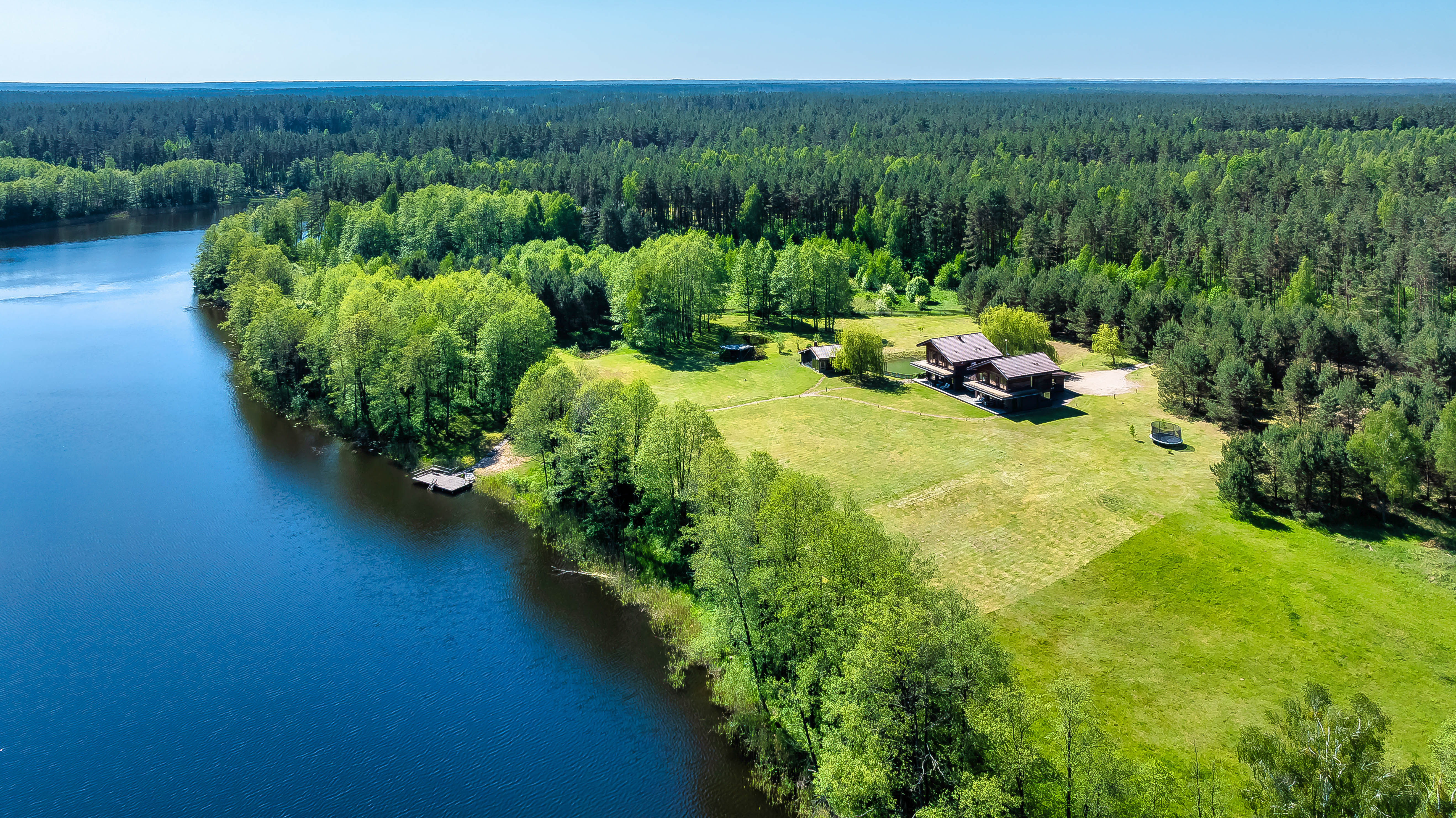 A luxurious lakeshore residence near Druskininkai