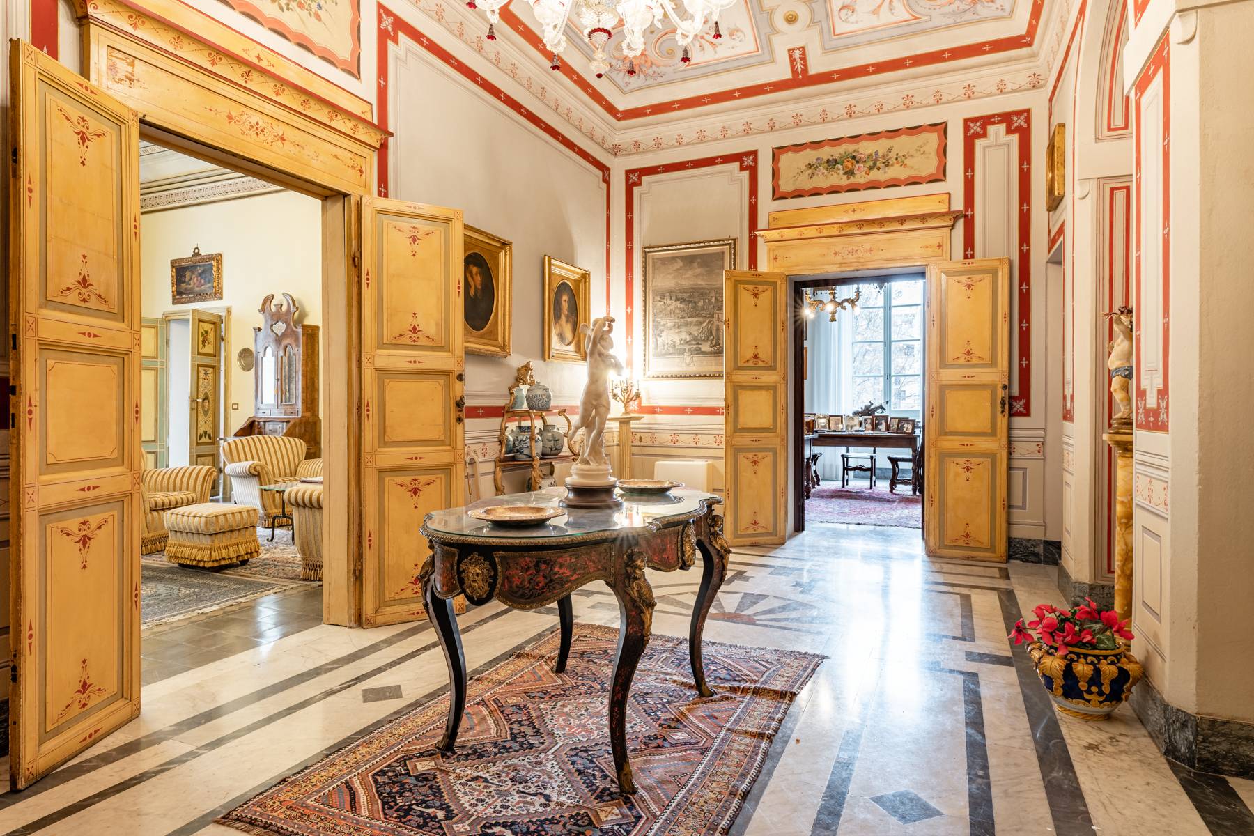 Elegant frescoed apartment in the heart of Pisa