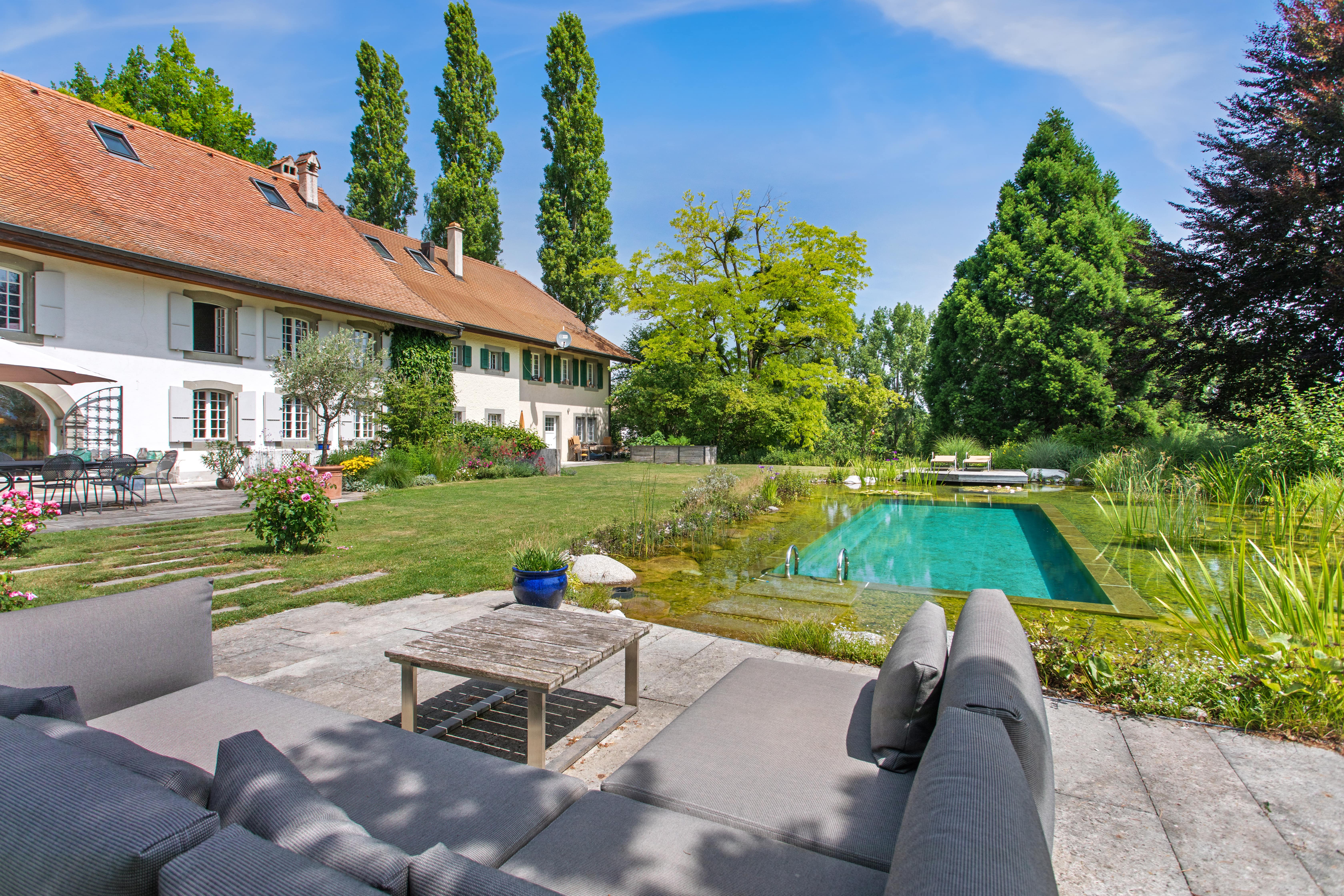 Splendid equestrian farm with large garden and swimming pool