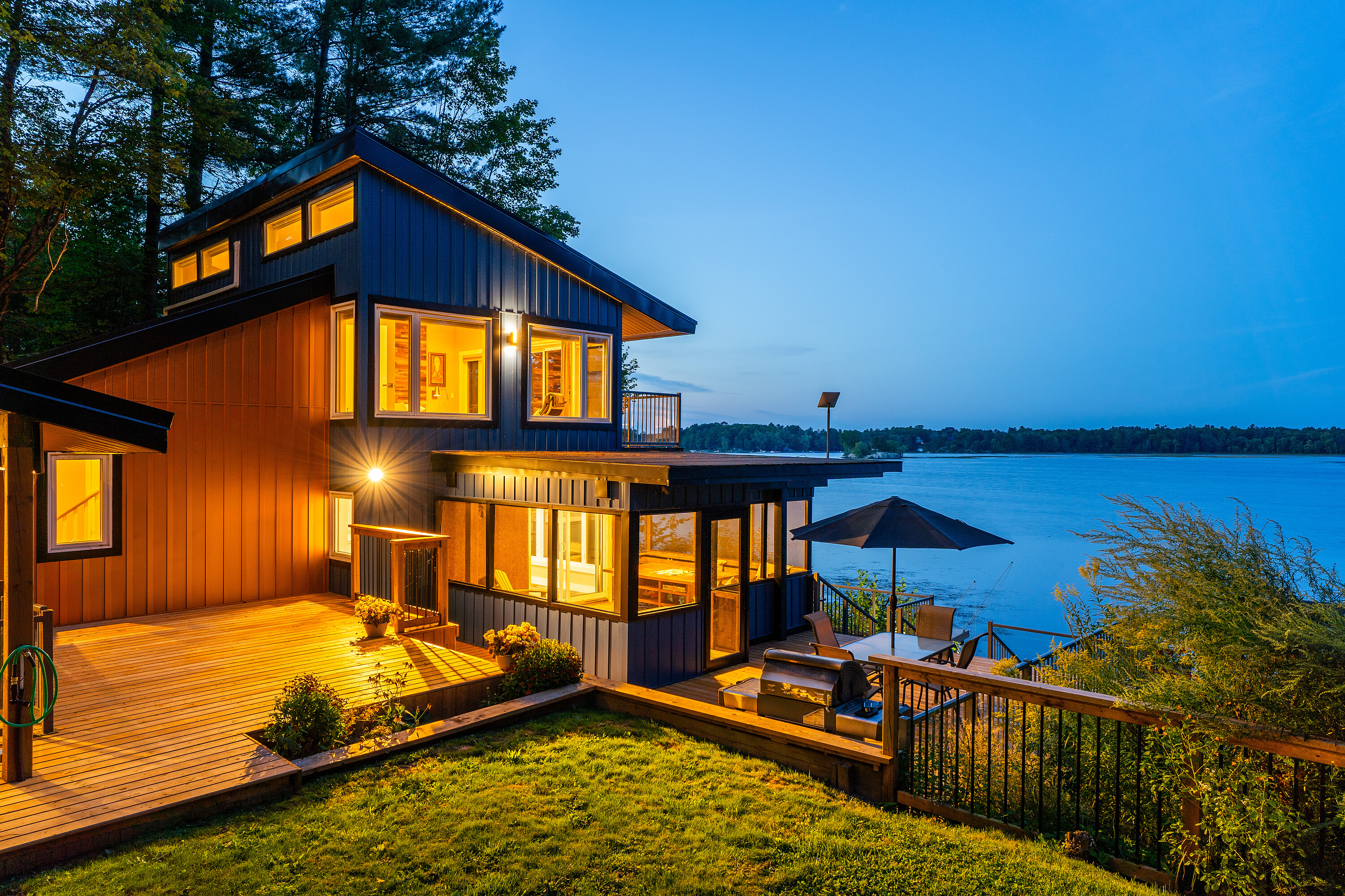 Stunning Sparrow Lake Retreat