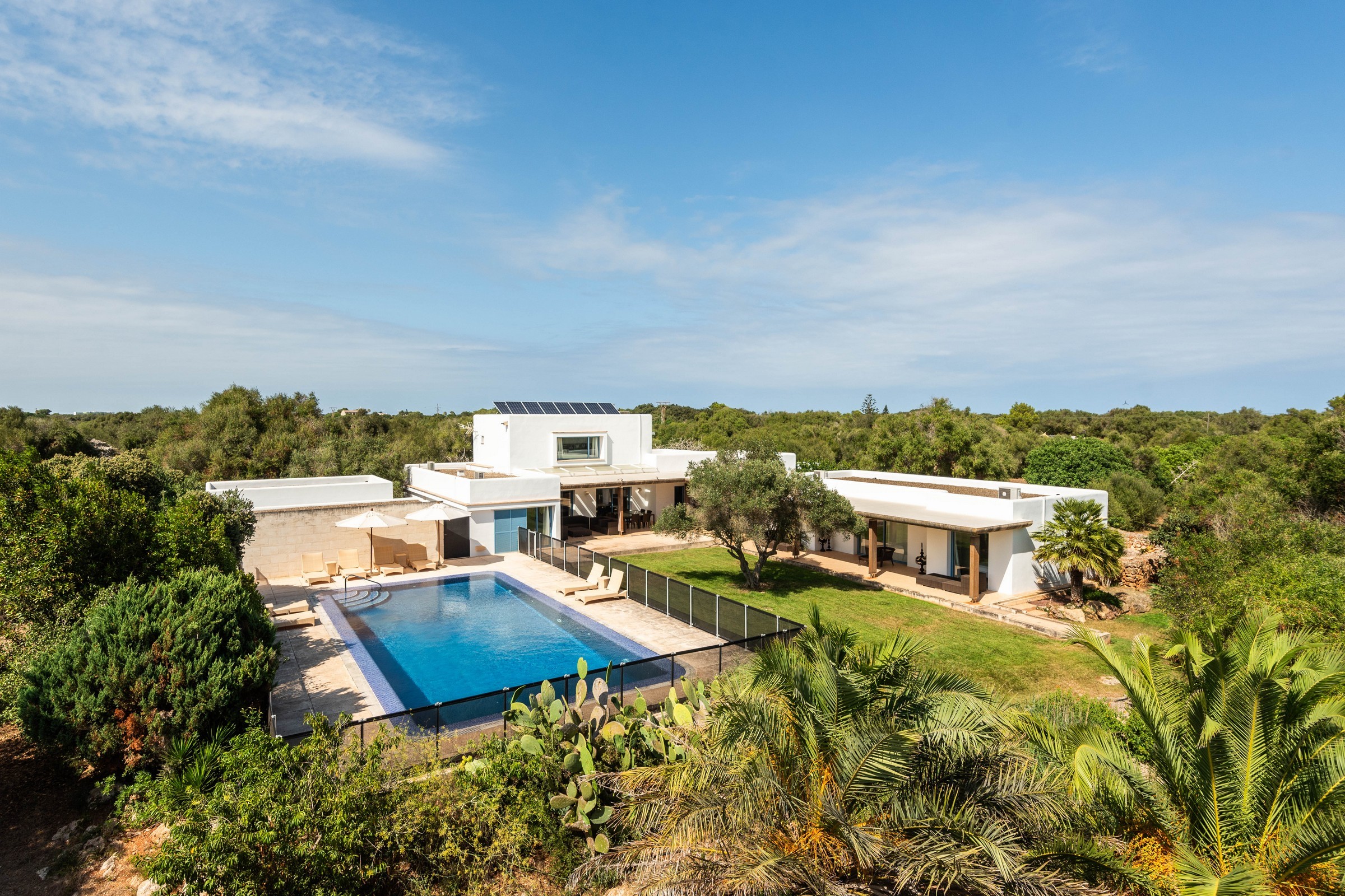 Modern Menorca Villa: Luxury &