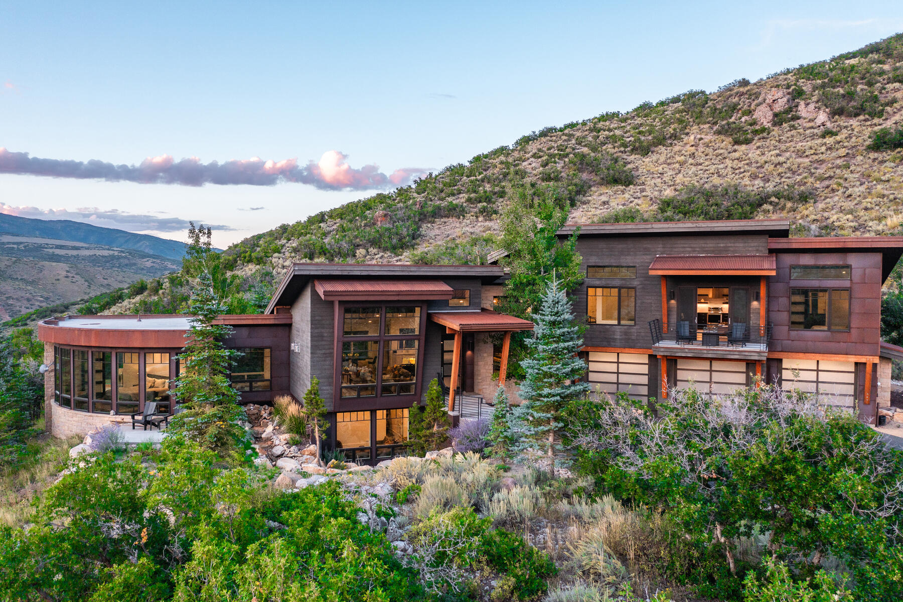 Timeless Contemporary Getaway Ultra Private Setting & Sweeping Mountain View